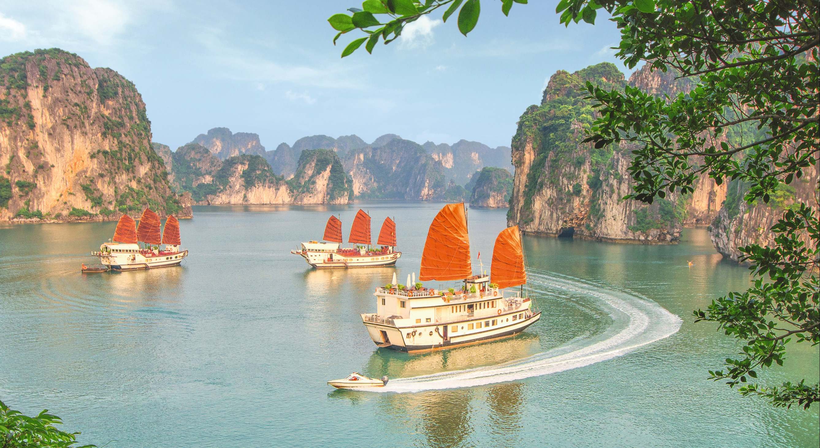 En vietnamita, Ha Long significa dragón que desciende al mar. Según la leyenda, un dragón lanzó joyas al agua que se convirtieron en islotes.