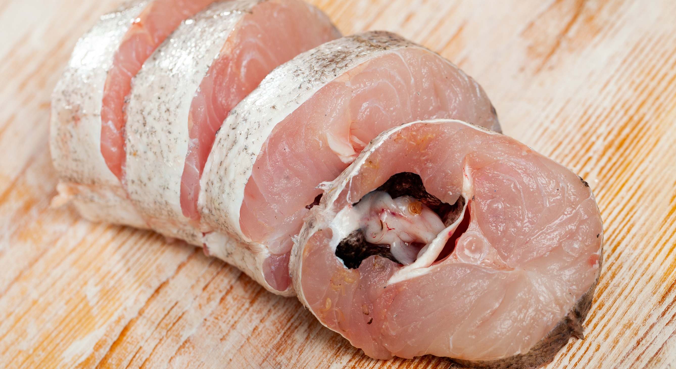Rodajas de merluza cruda. / Foto: Dreamstime