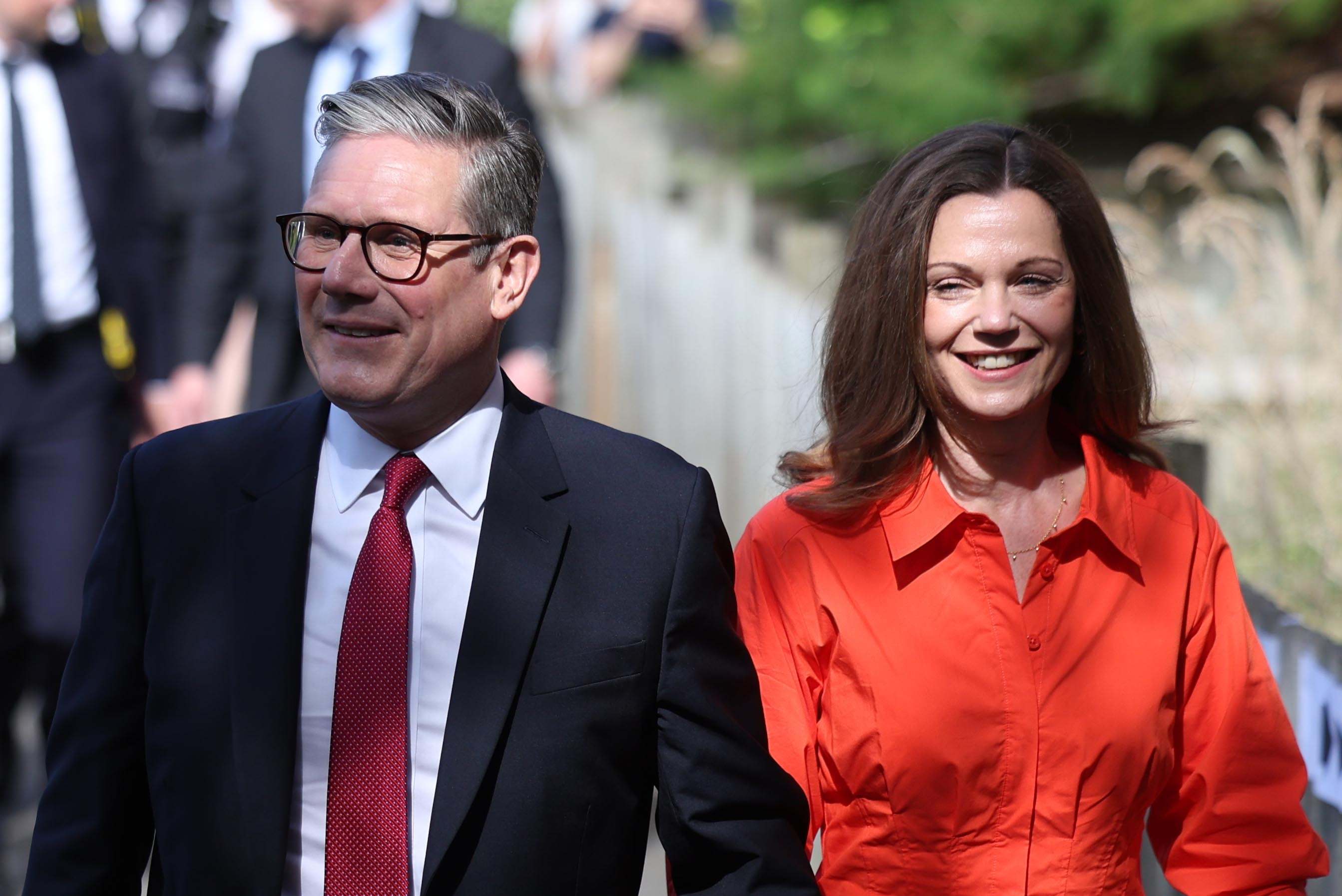 El líder del Partido Laborista Sir Keir Starmer llega con su esposa Victoria Starmer a una mesa electoral. EFE