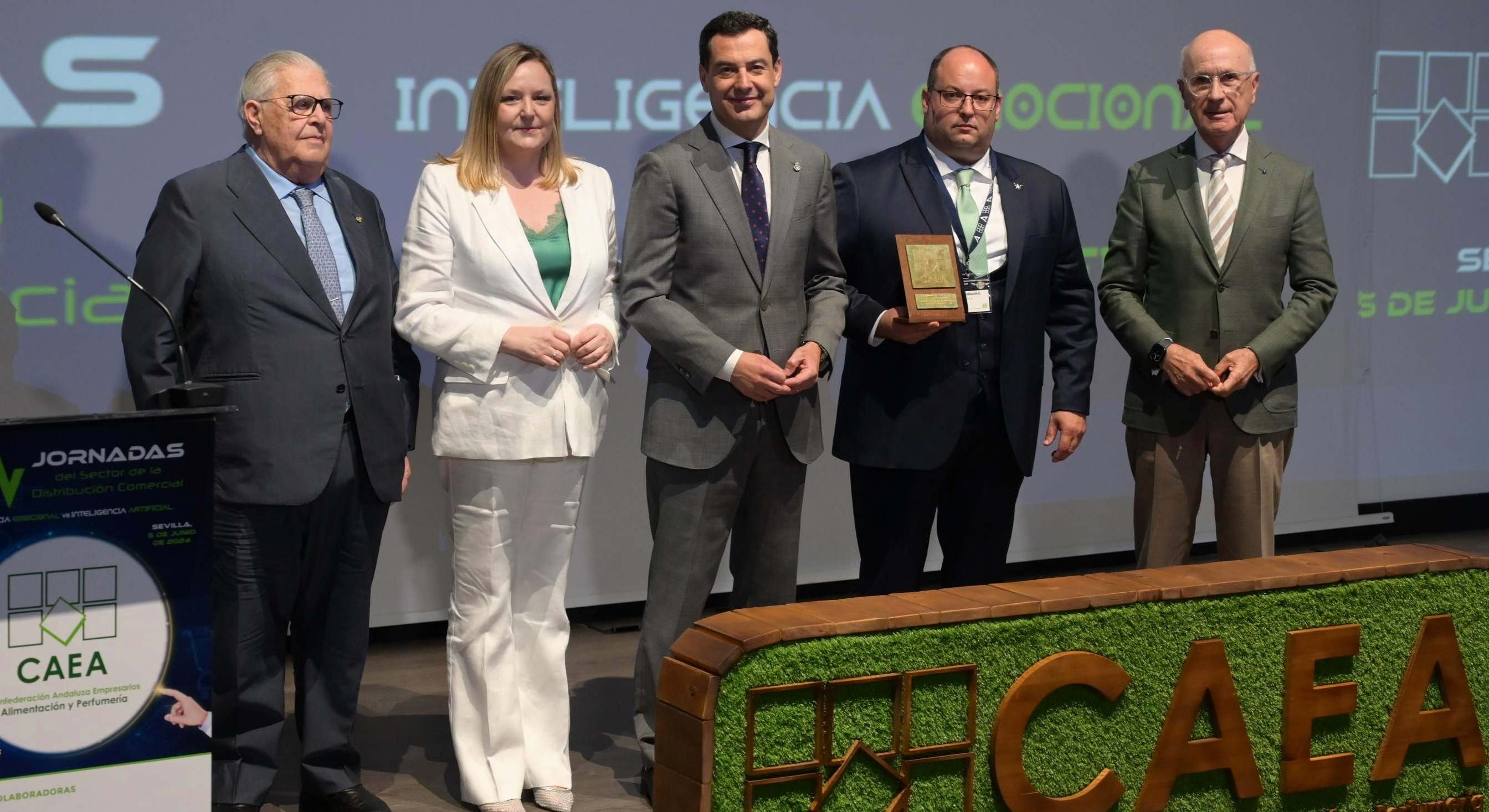 El presidente Juanma Moreno en el foro de CAEA.