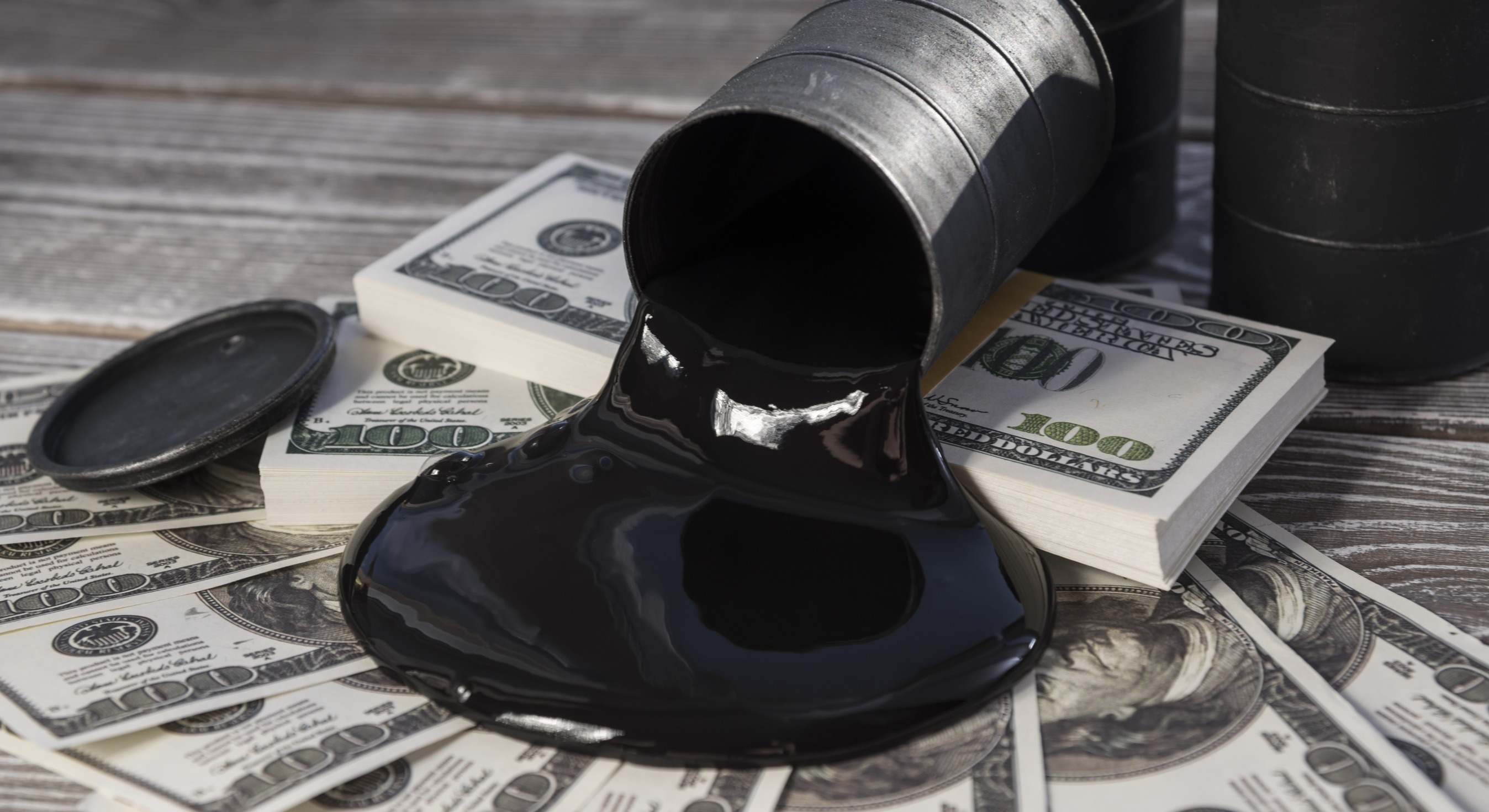 Petróleo se derrama sobre dólares