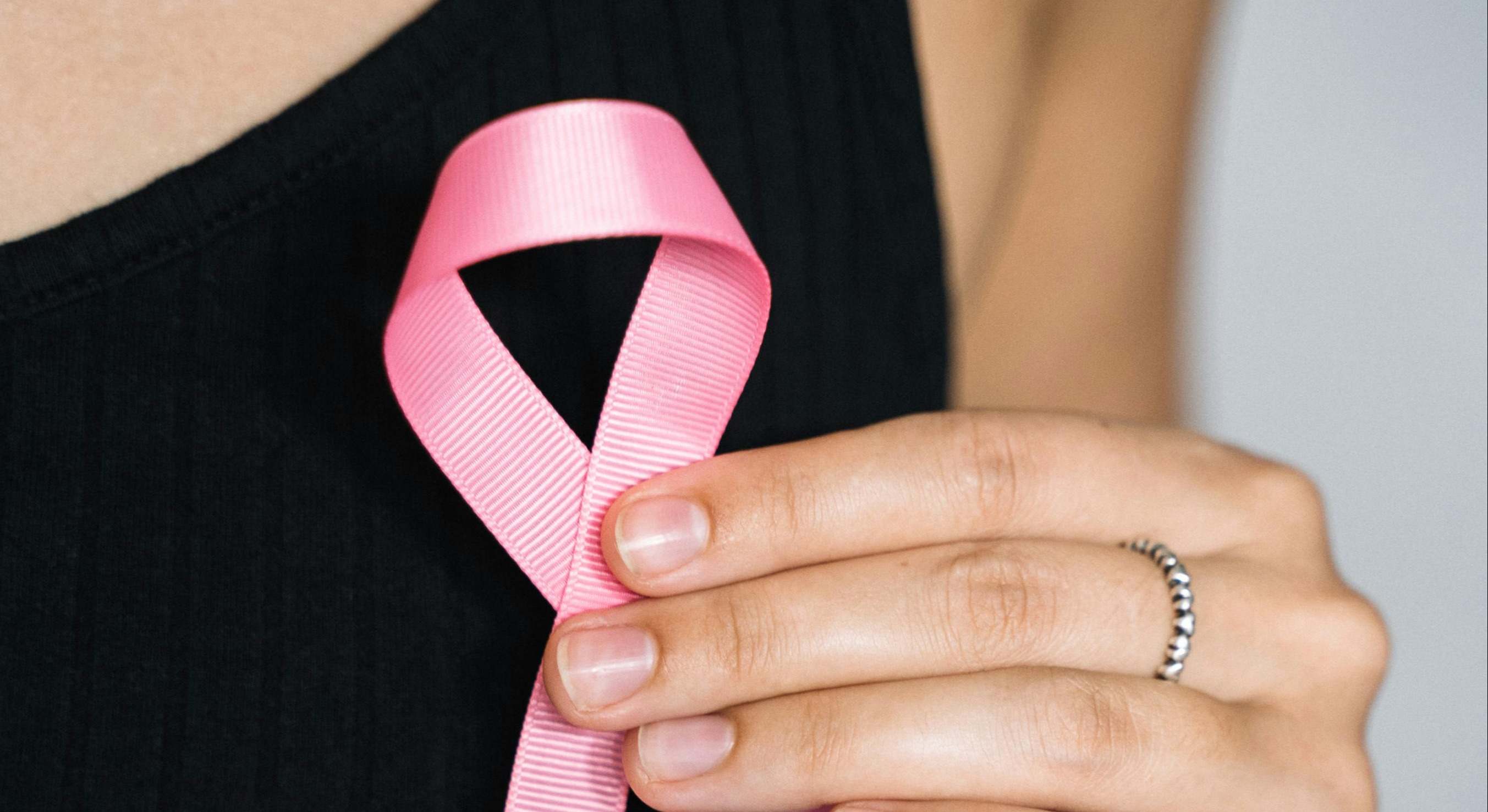 El cáncer de mama es el tumor maligno que se origina en el tejido de la glándula mamaria