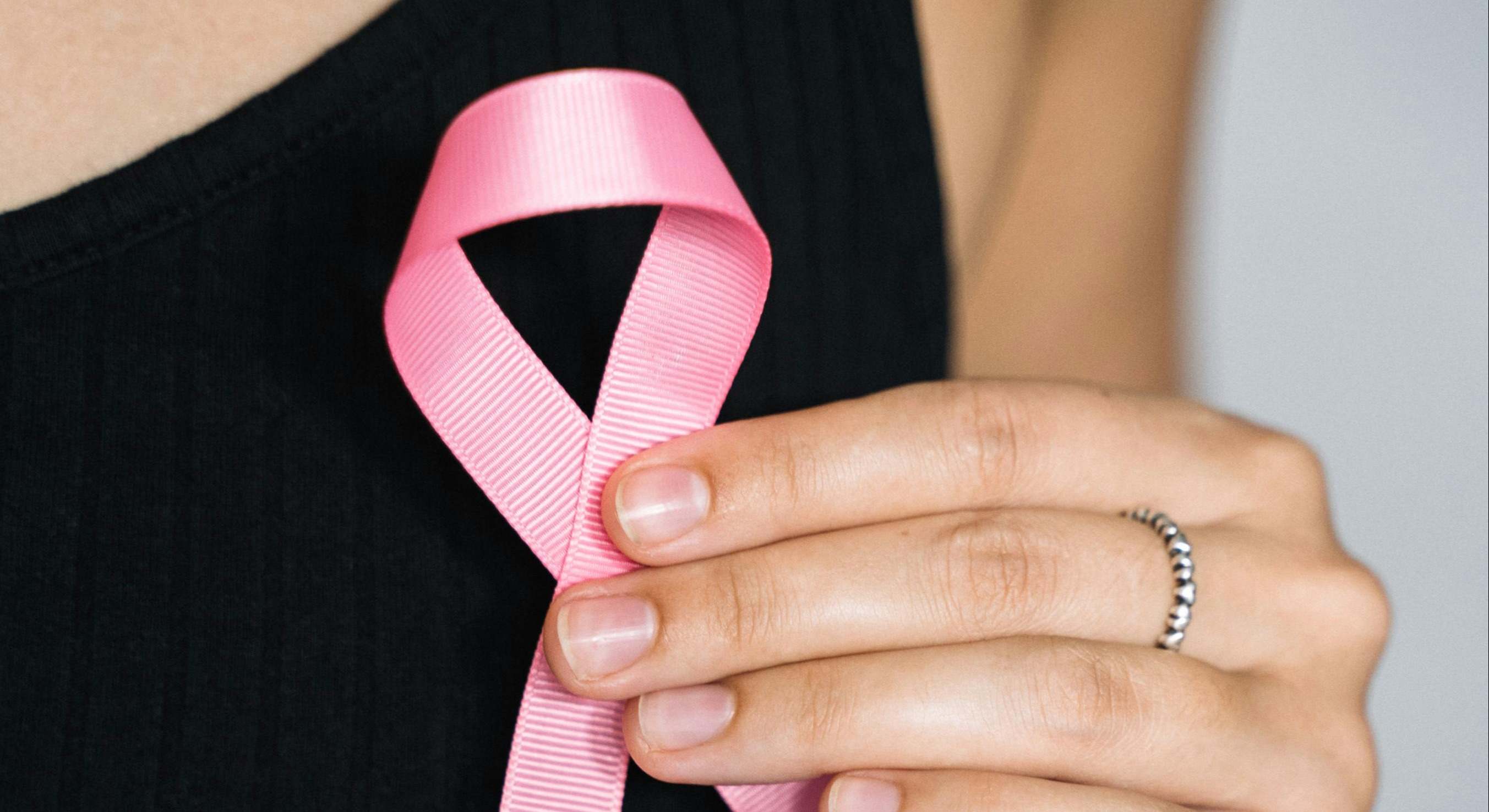 El cáncer de mama es un tipo de cáncer que comienza como una proliferación de células en el tejido mamario