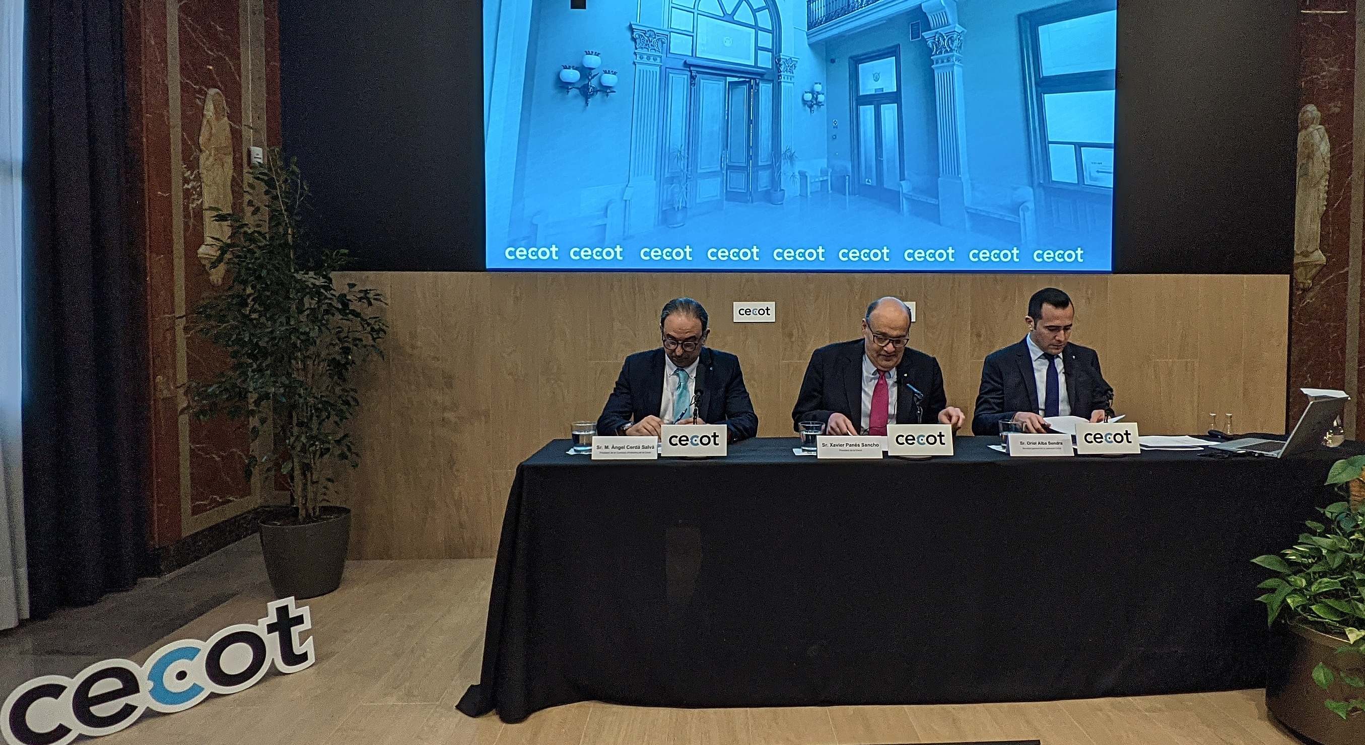 Presentación de la encuesta de perspectivas empresariales de 2025 de Cecot. EE
