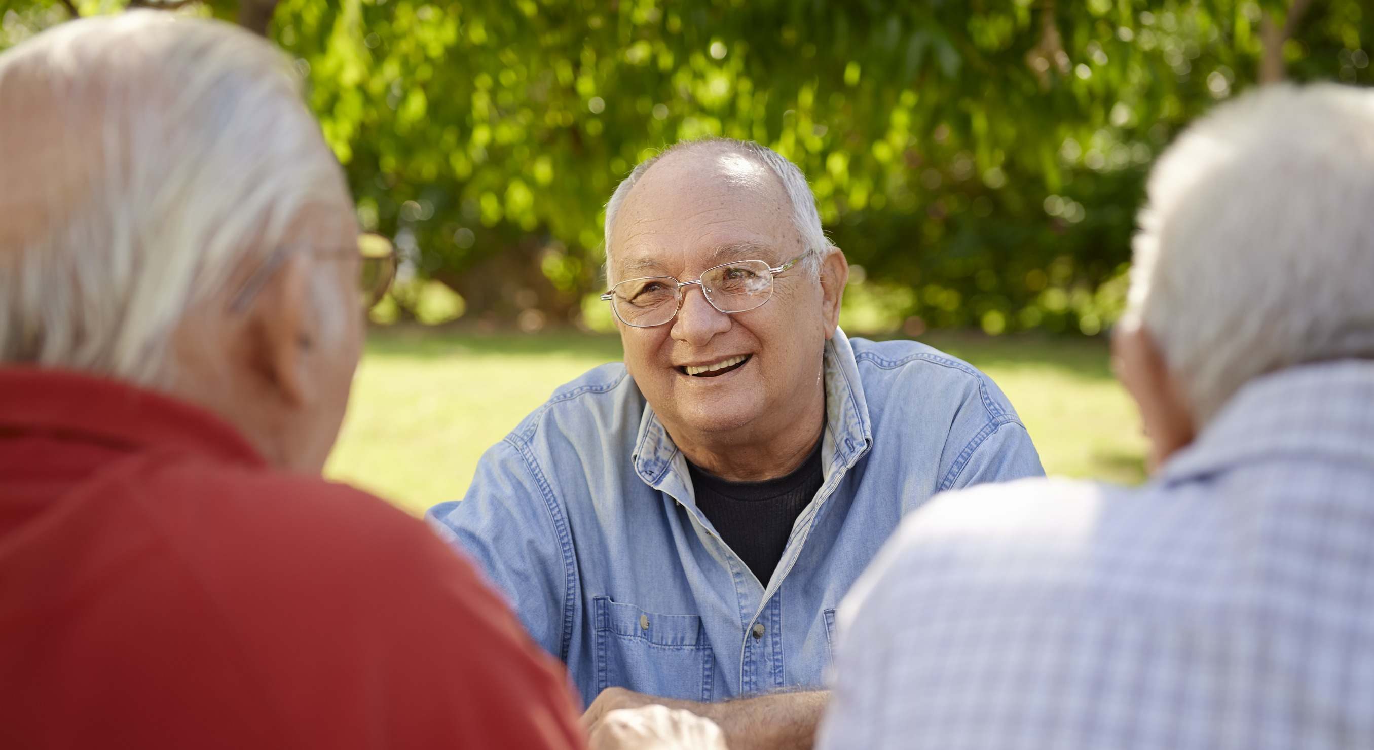 Hombres mayores reunidos