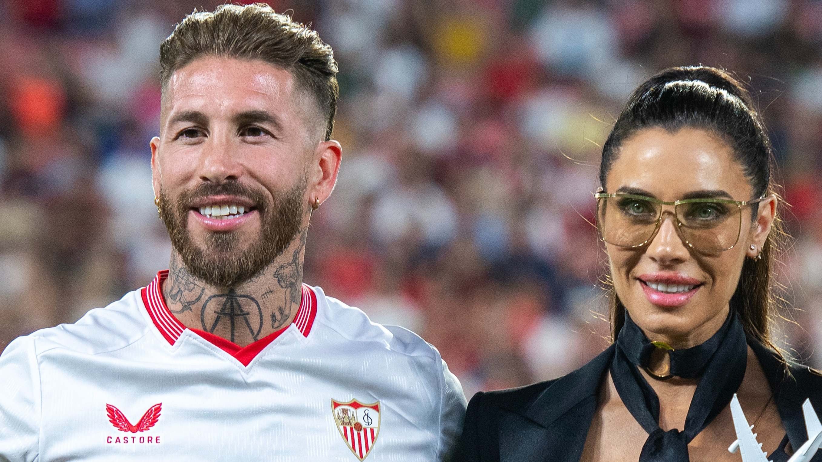 Sergio Ramos y Pilar Rubio posan en el campo
