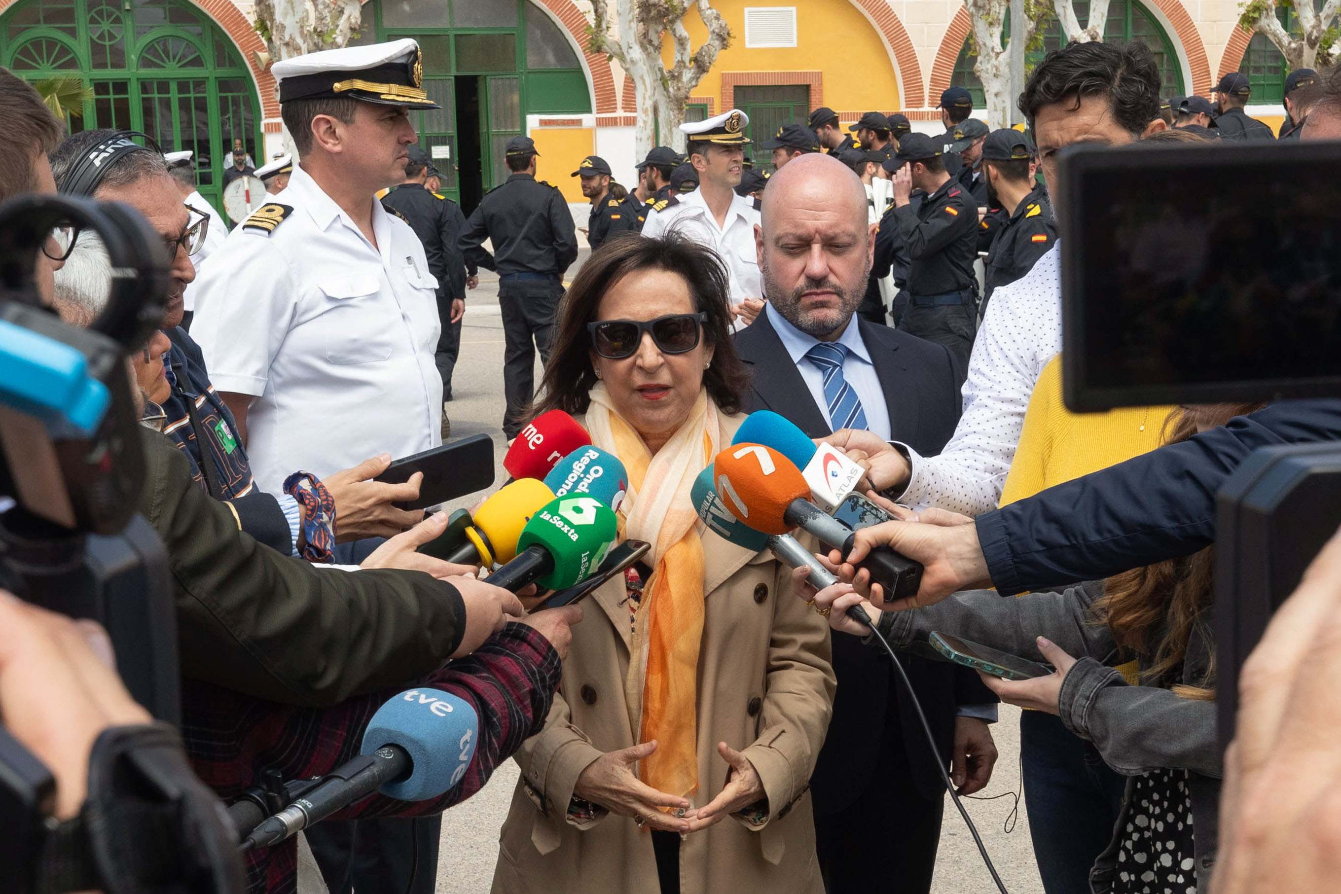 La ministra de Defensa, Margarita Robles atiende a la prensa durante un momento de su visita al Arsenal de Cartagena este lunes. EFE