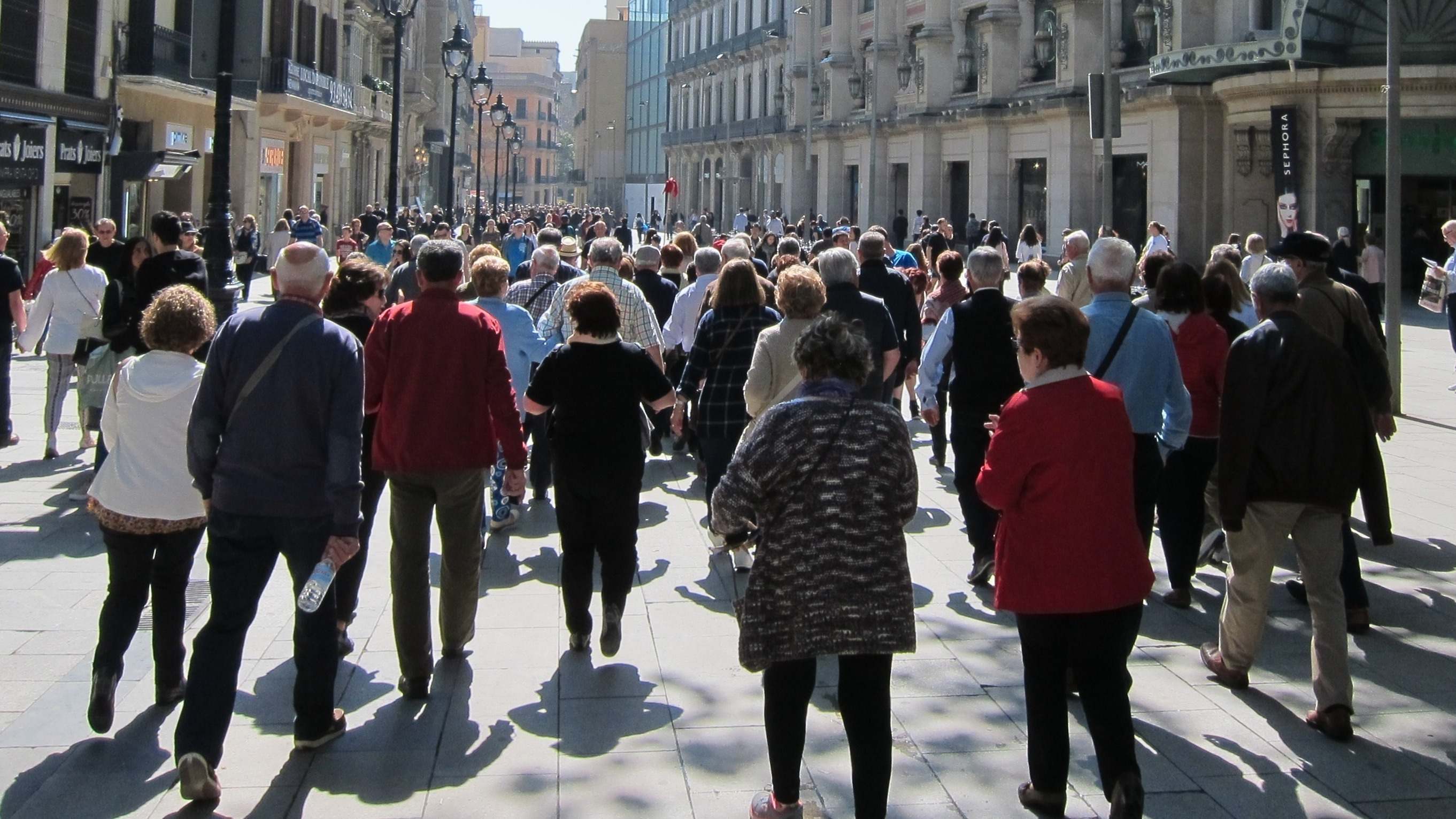 Un grupo de personas mayores de turismo por una ciudad