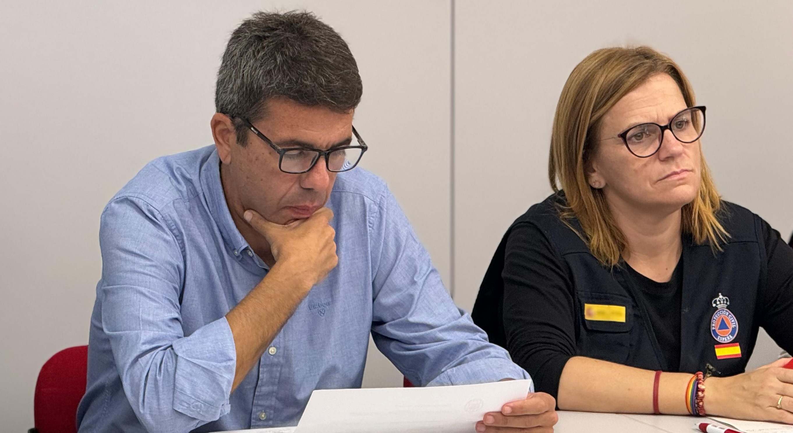 Mazón y la delegada del Gobierno, Pilar Bernabé, en una reunión del Cecopi.