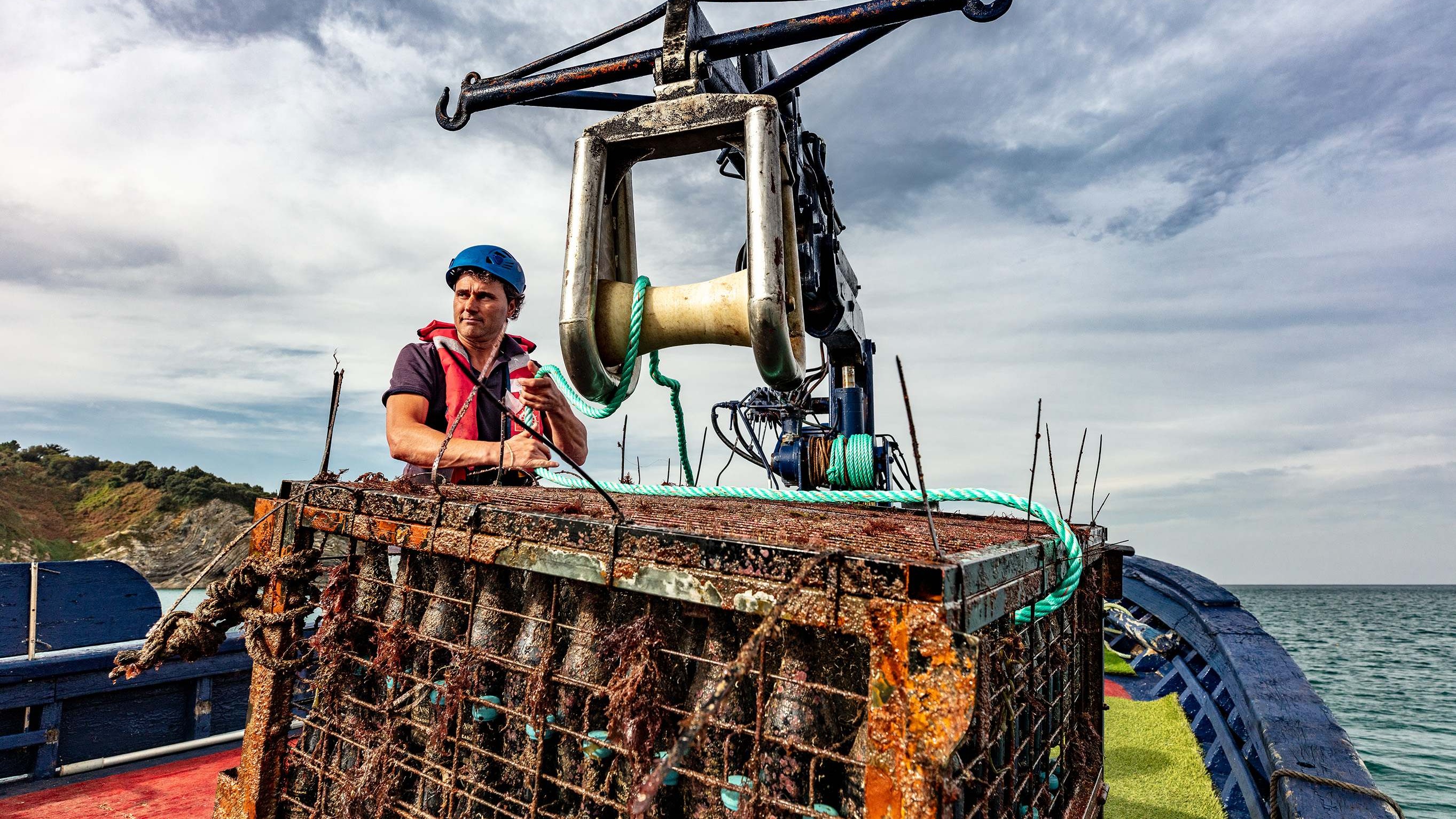 La bodega Crusoe Treasure cuenta con un barco para recoger las estructuras en las que envejecen las botellas.