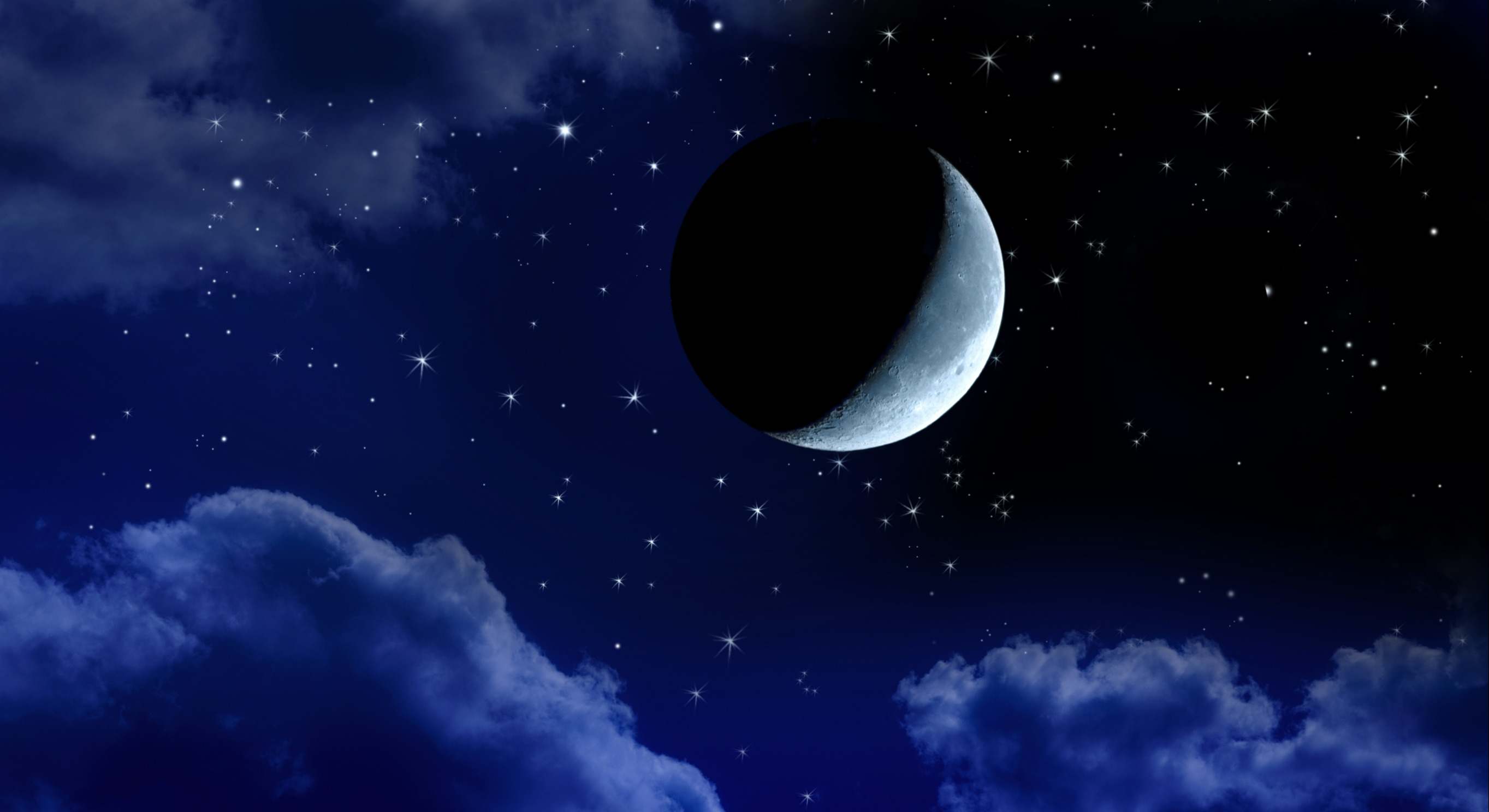 La luna creciente en mitad de la noche
