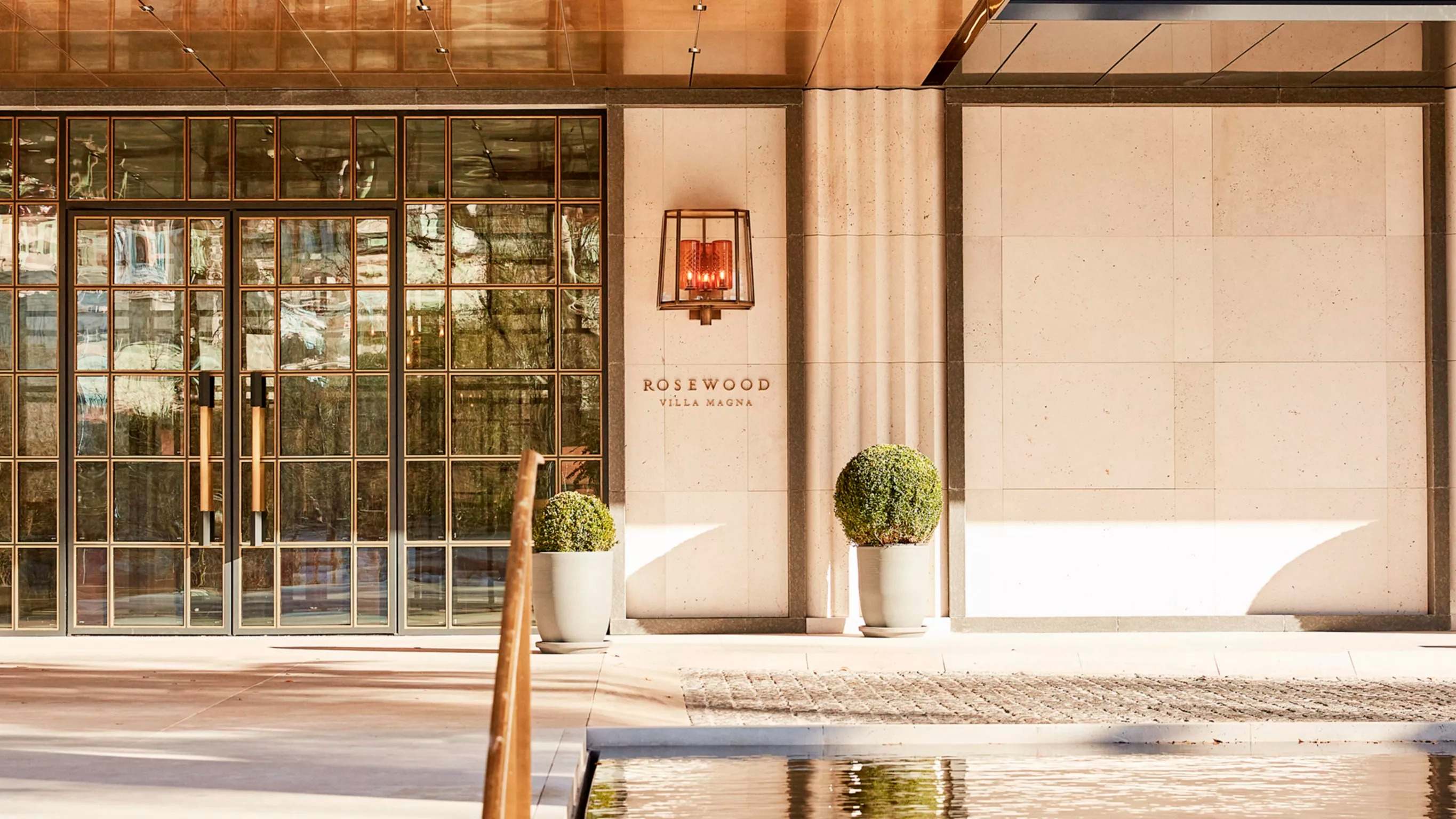 Entrada principal del hotel Rosewood Villa Magna en Madrid