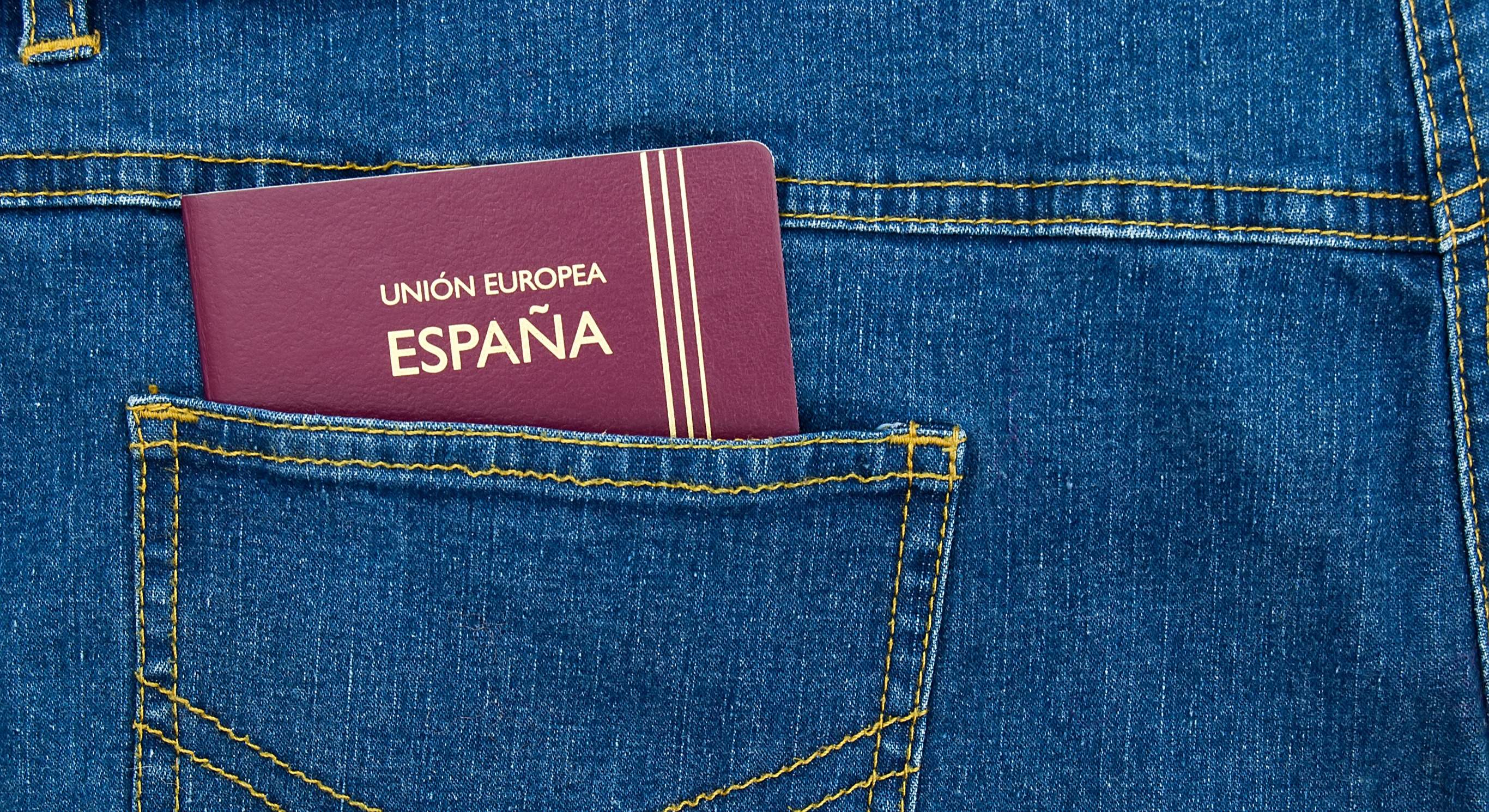 Pasaporte español en el bolsillo de un pantalón