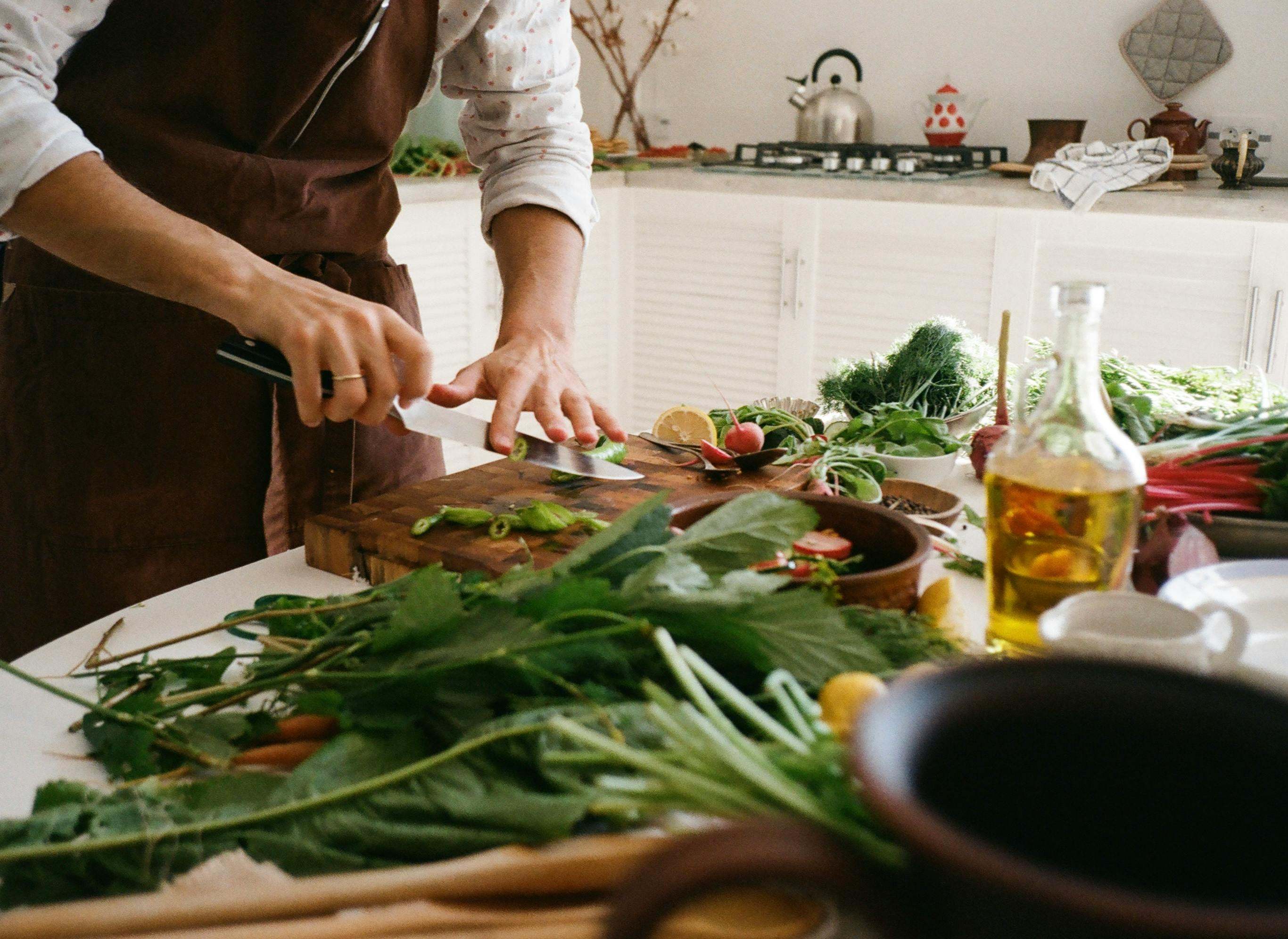 Una persona cocina en su hogar