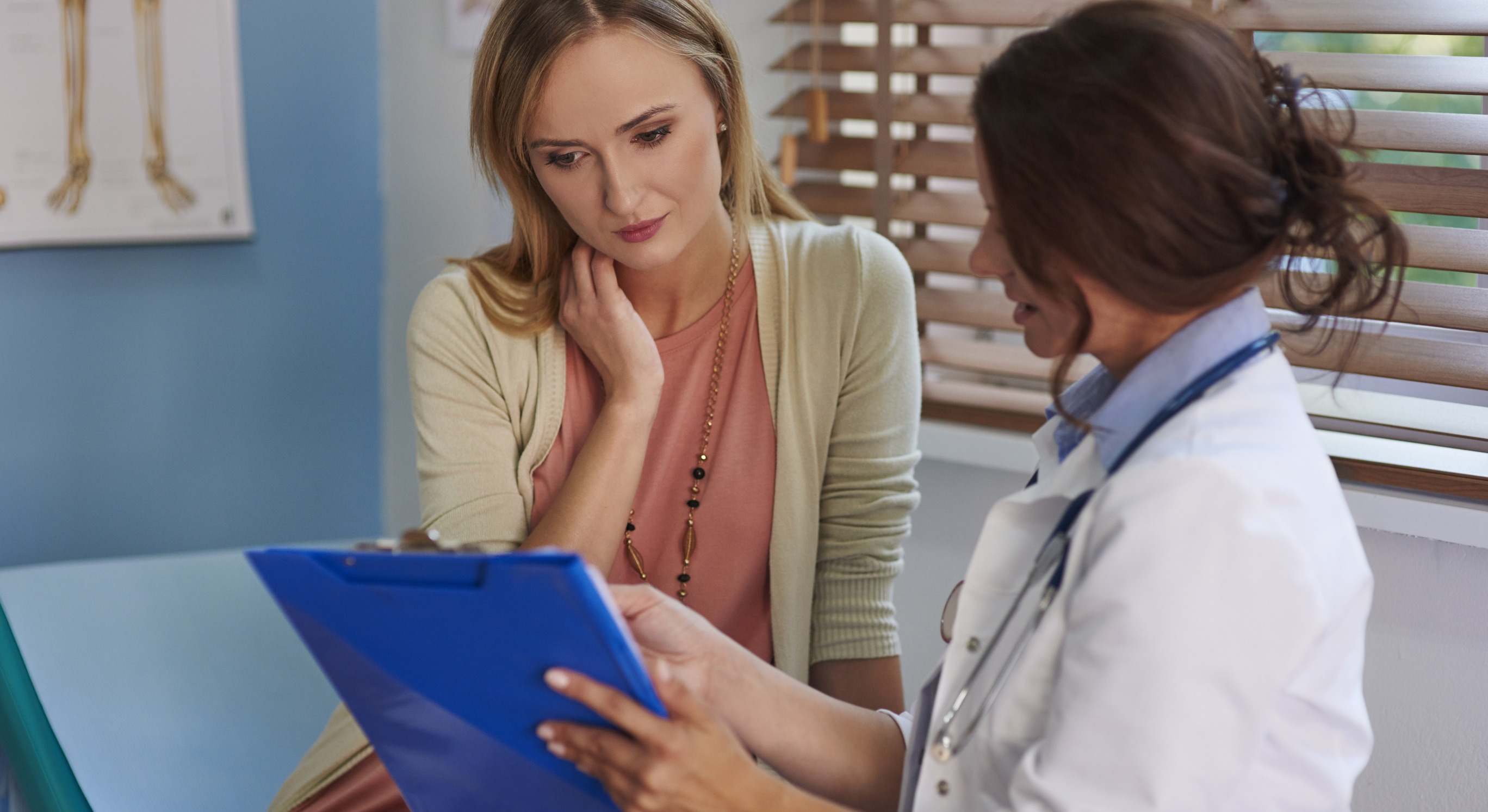 Imagen de recurso de una mujer en la consulta de una doctora. 