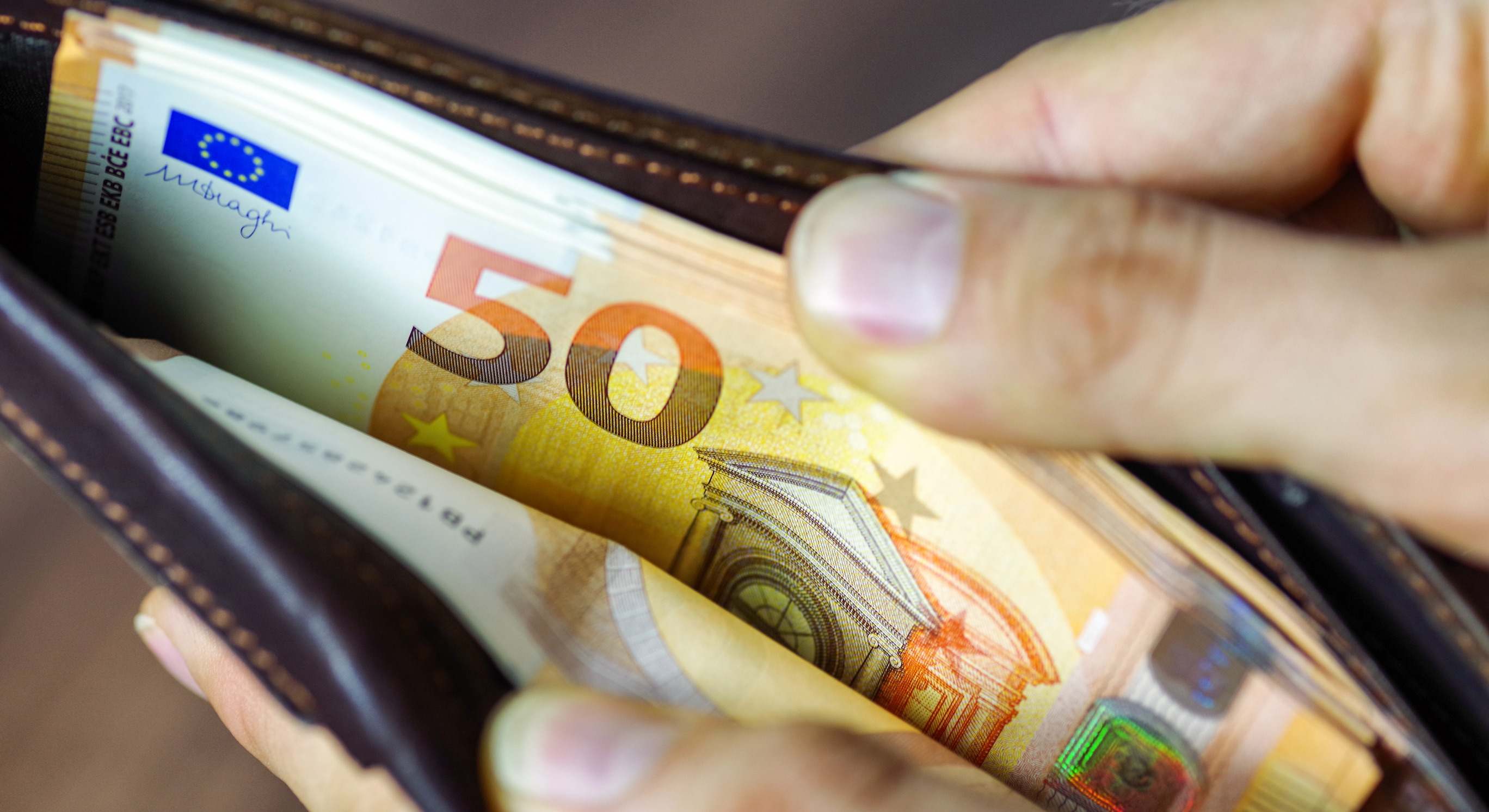 Billetes de 50 euros en una cartera