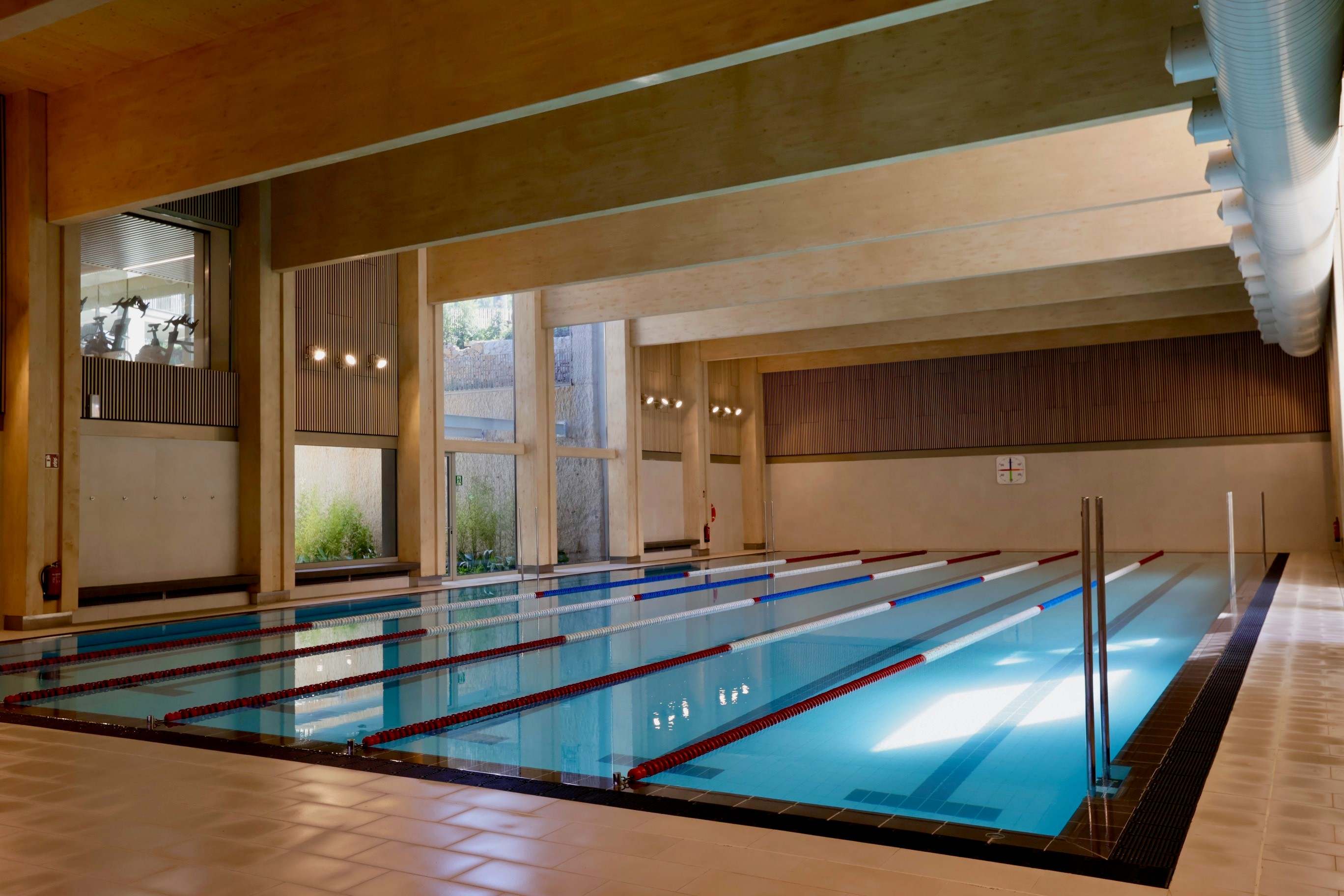 Nueva piscina en la zona de 'fitness' del Real Club de Polo de Barcelona. EE