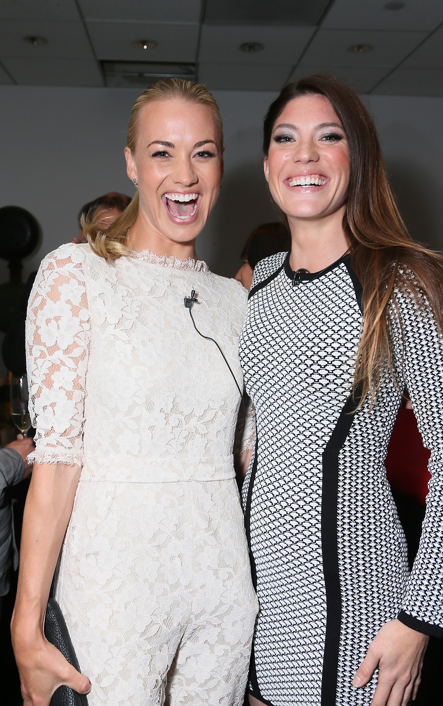 Yvonne Strahovski y Jennifer Carpenter - 880x