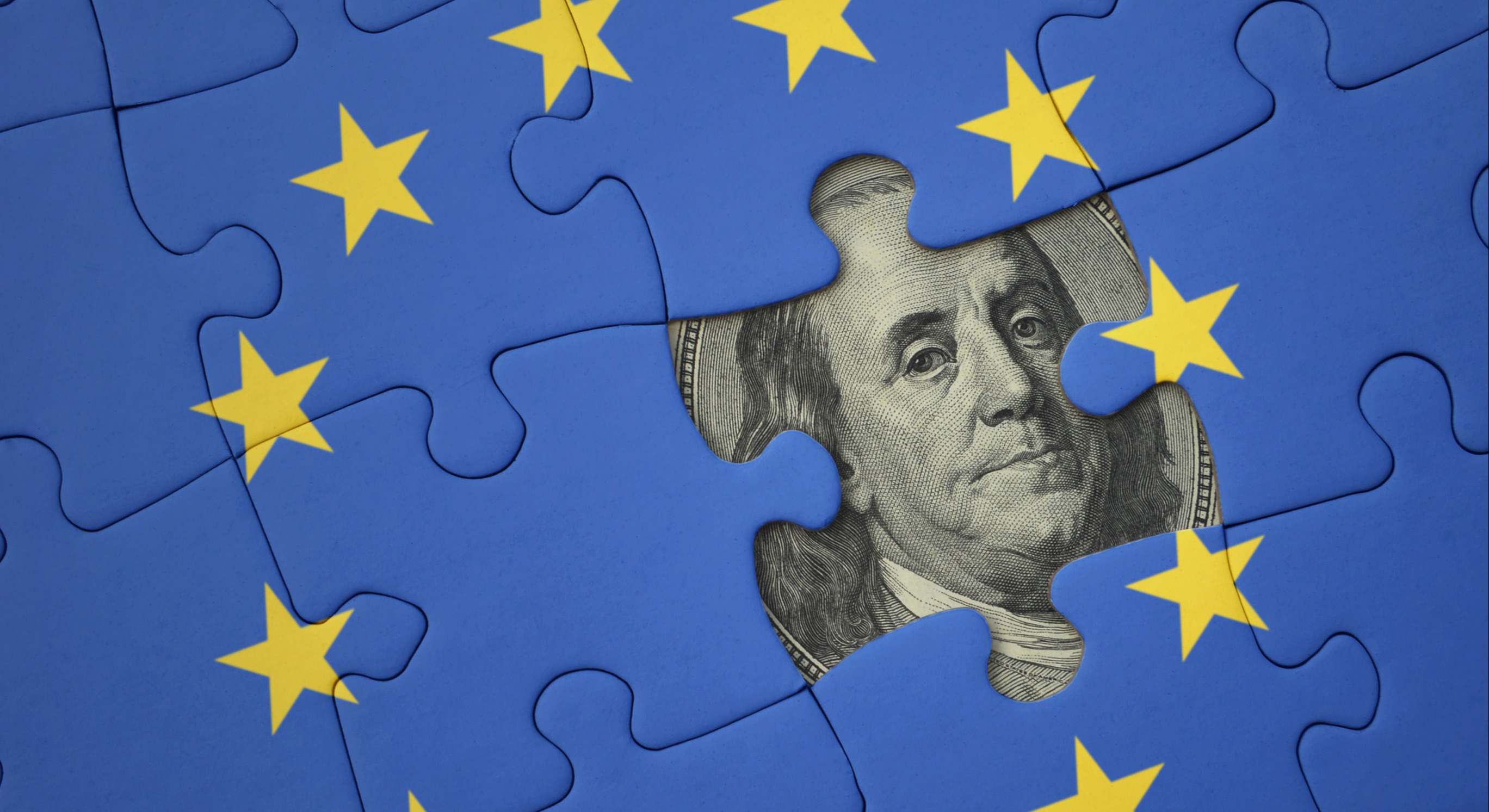 Bandera europea con un dólar apareciendo por detrás