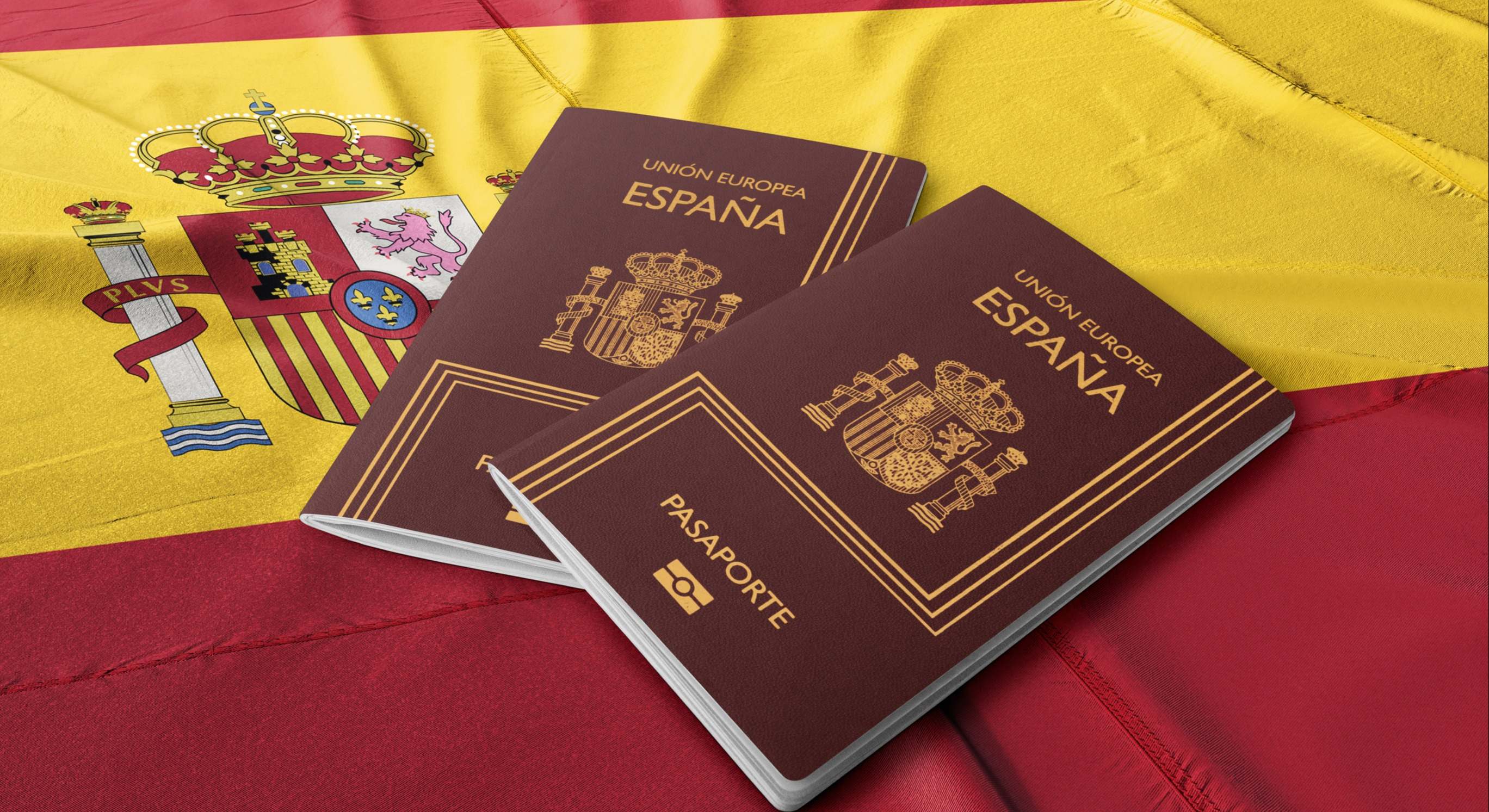 Un par de pasaportes sobre la bandera