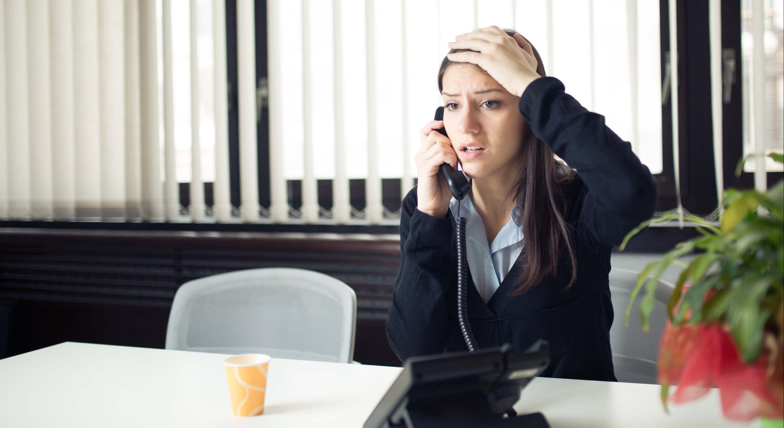 Imagen de recurso de una mujer preocupada en el trabajo.