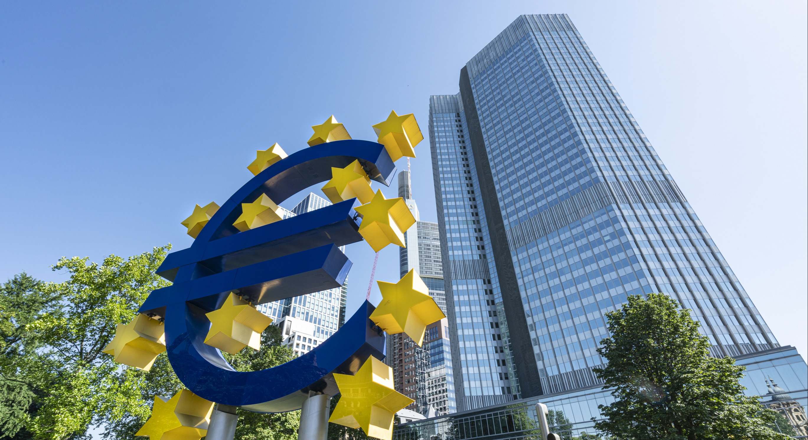 Logo del euro enfrente de la sede del BCE
