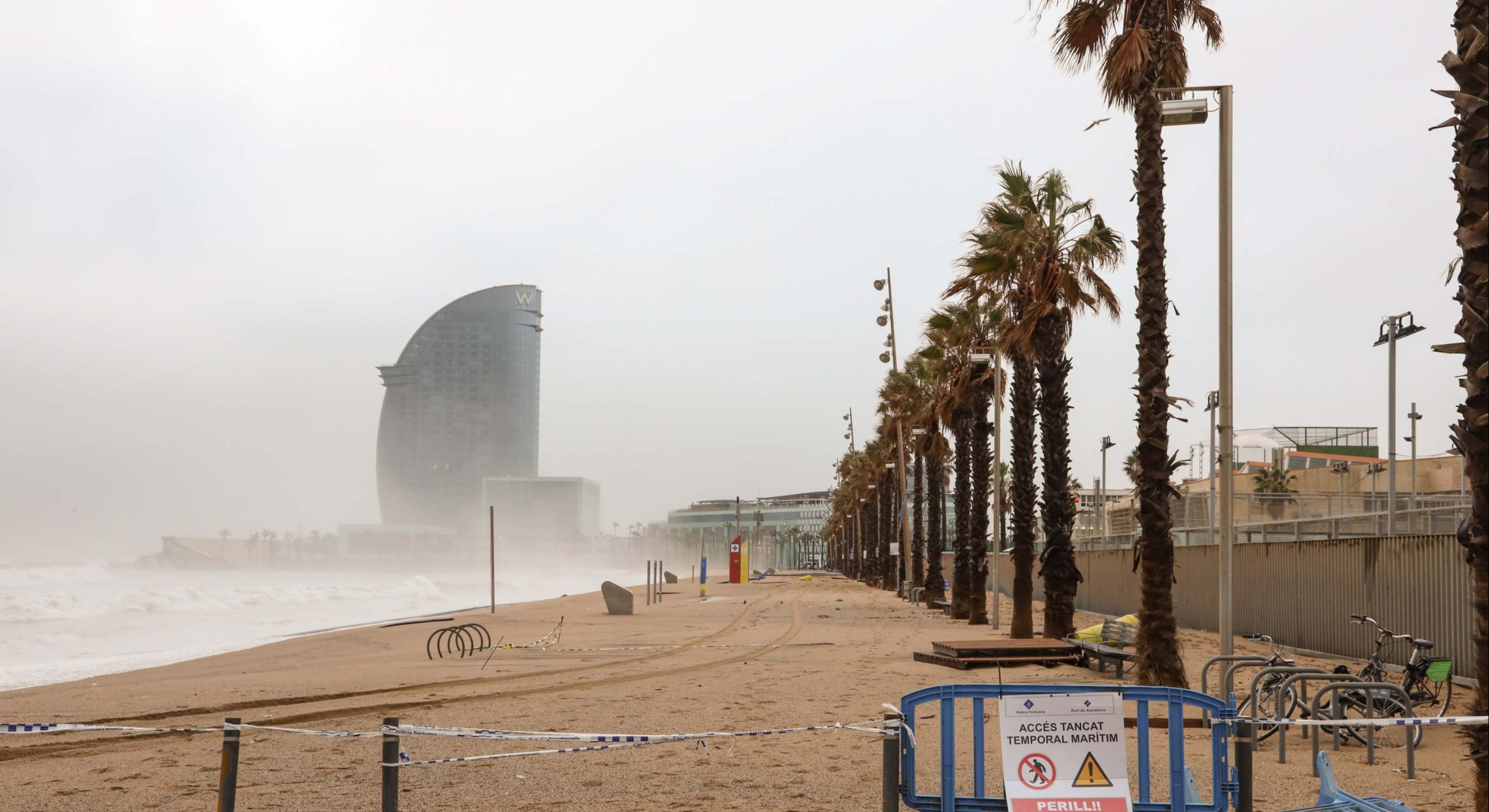 Playa de la Barceloneta, en Barcelona, durante una tormenta. / Foto: Dreamstime
