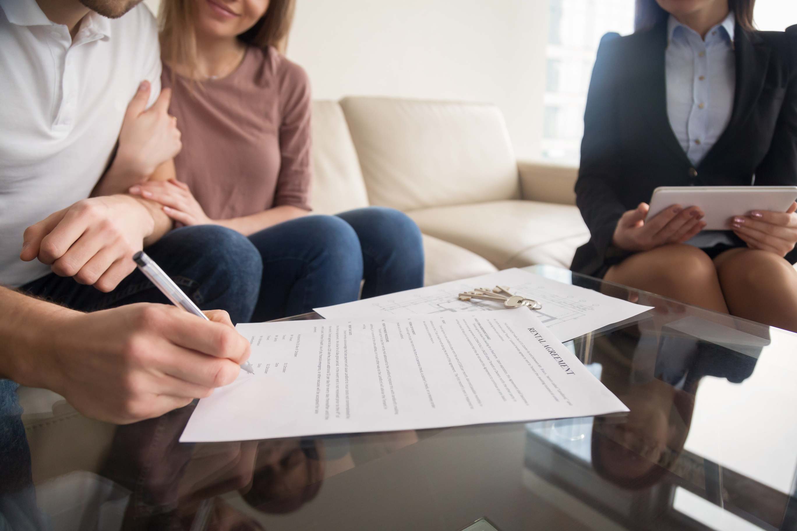 Imagen de recurso de varias personas firmando un contrato.