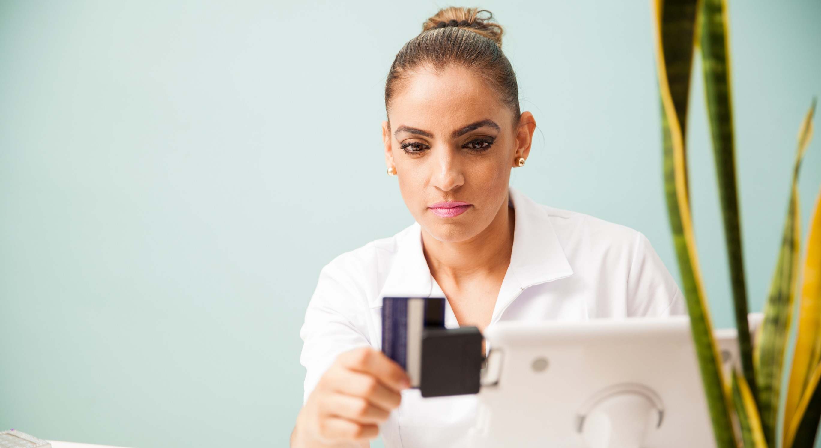 Imagen de recurso de una mujer dedicada al sector médico pasando una tarjeta.