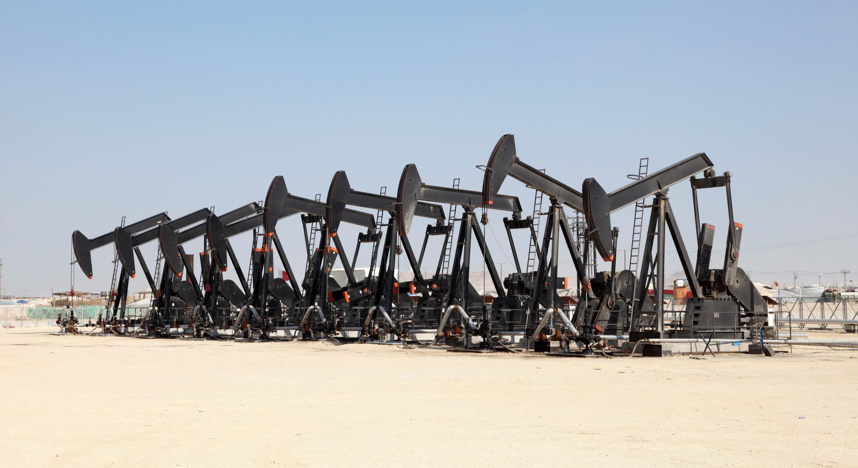 Unos pozos de petróleo en el desierto