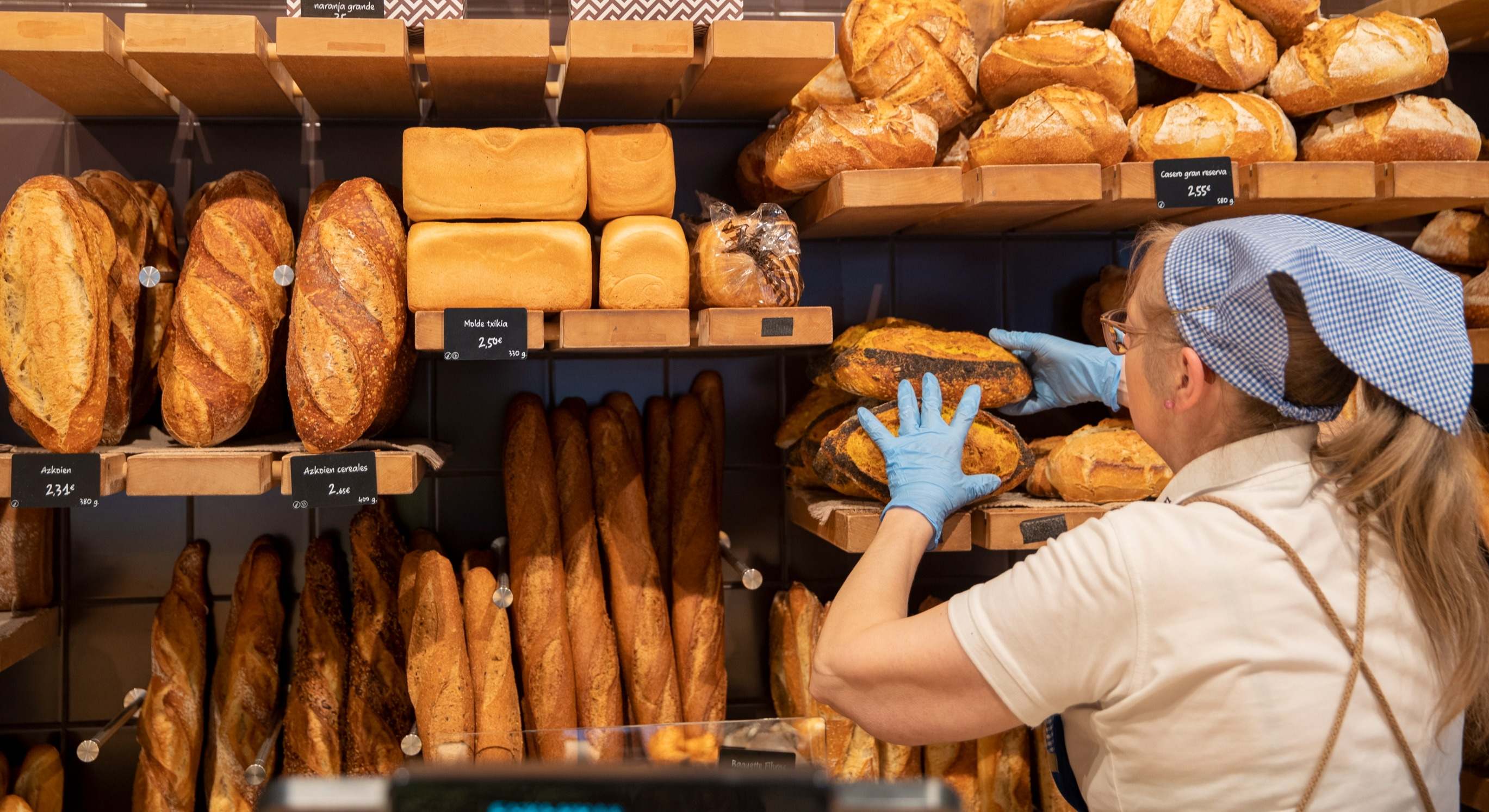 Una trabajadora en una panadería