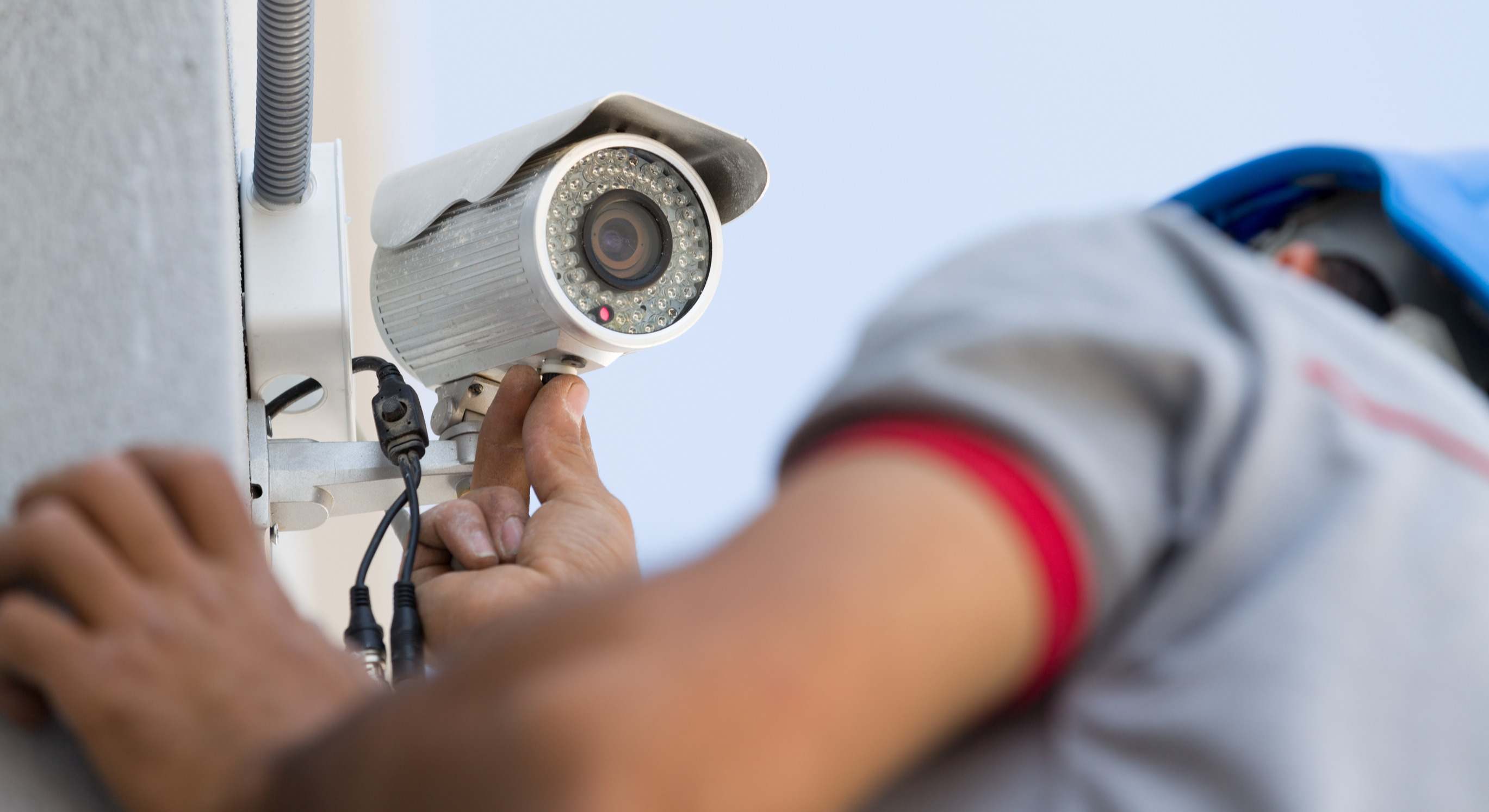 Hombre instalando una cámara de seguridad