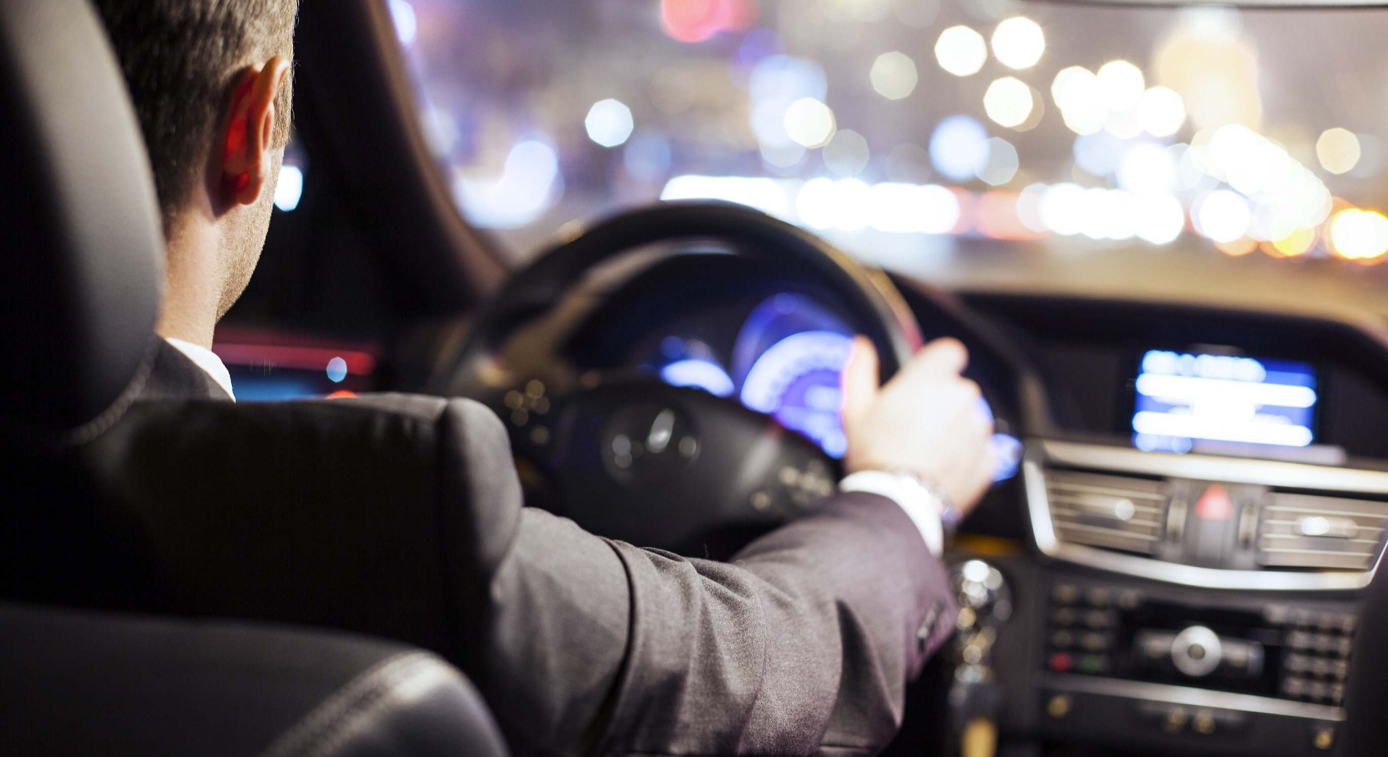 Conductor en un automóvil