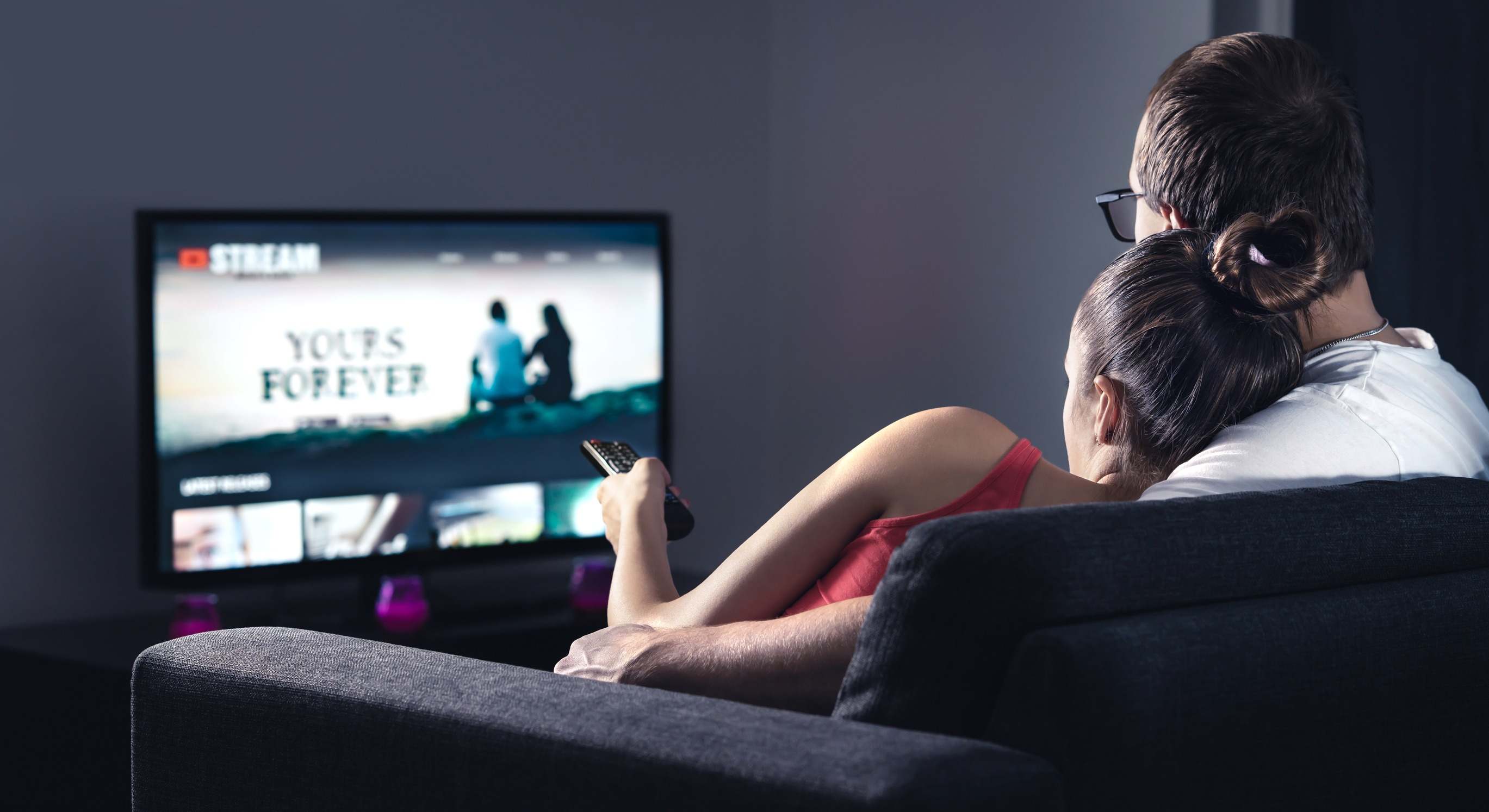 Dos personas viendo netflix