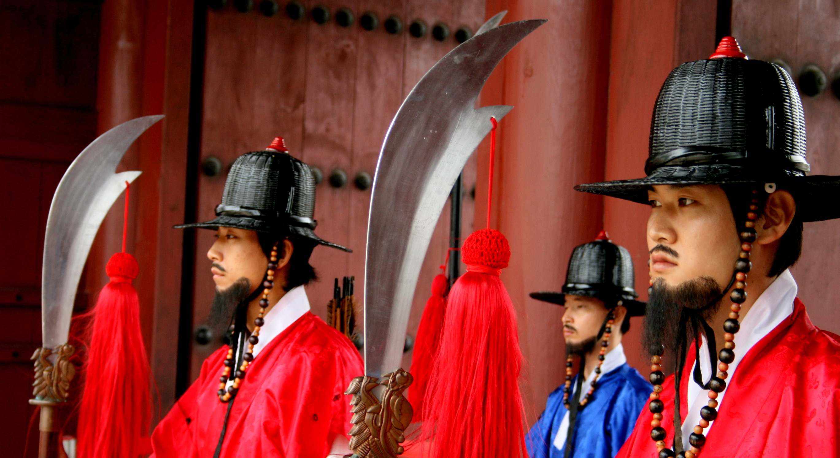 Protectores que vigilan el palacio en Seul