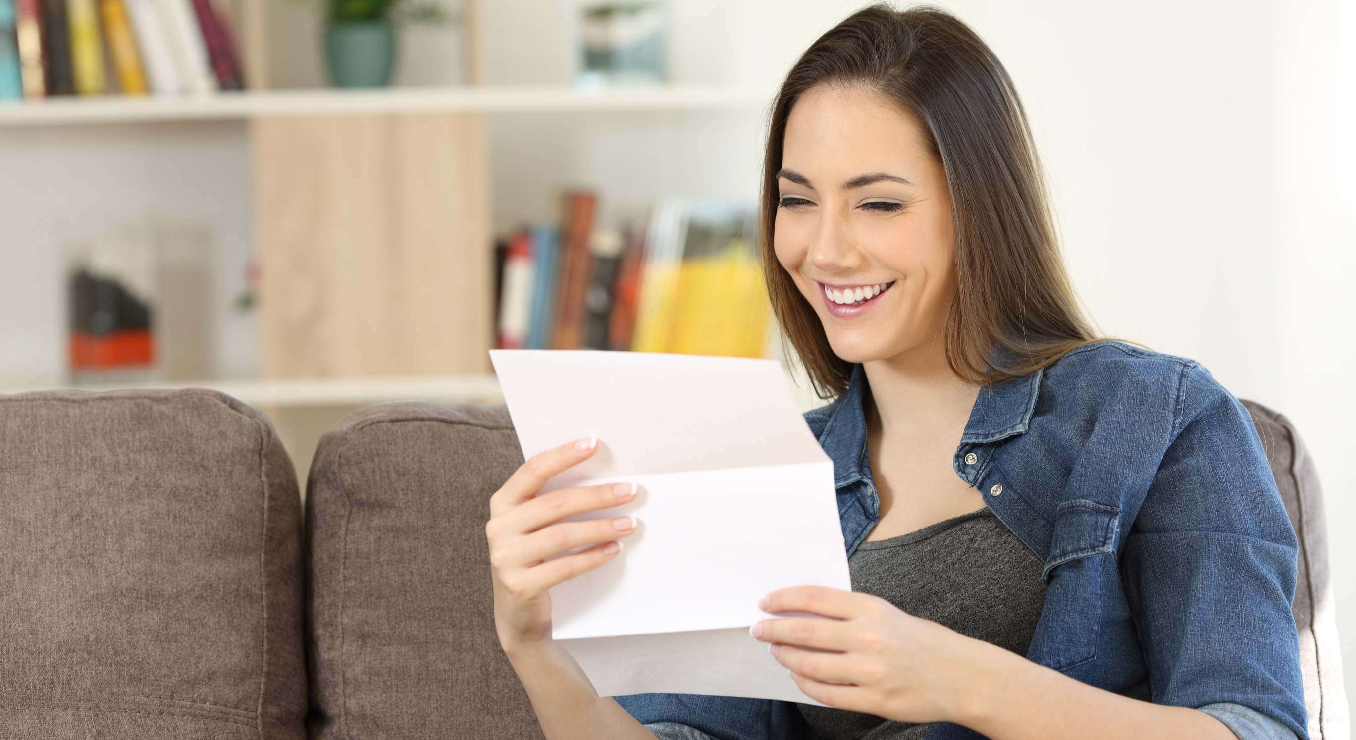Imagen de recurso de una mujer que consulta un documento en su casa. 