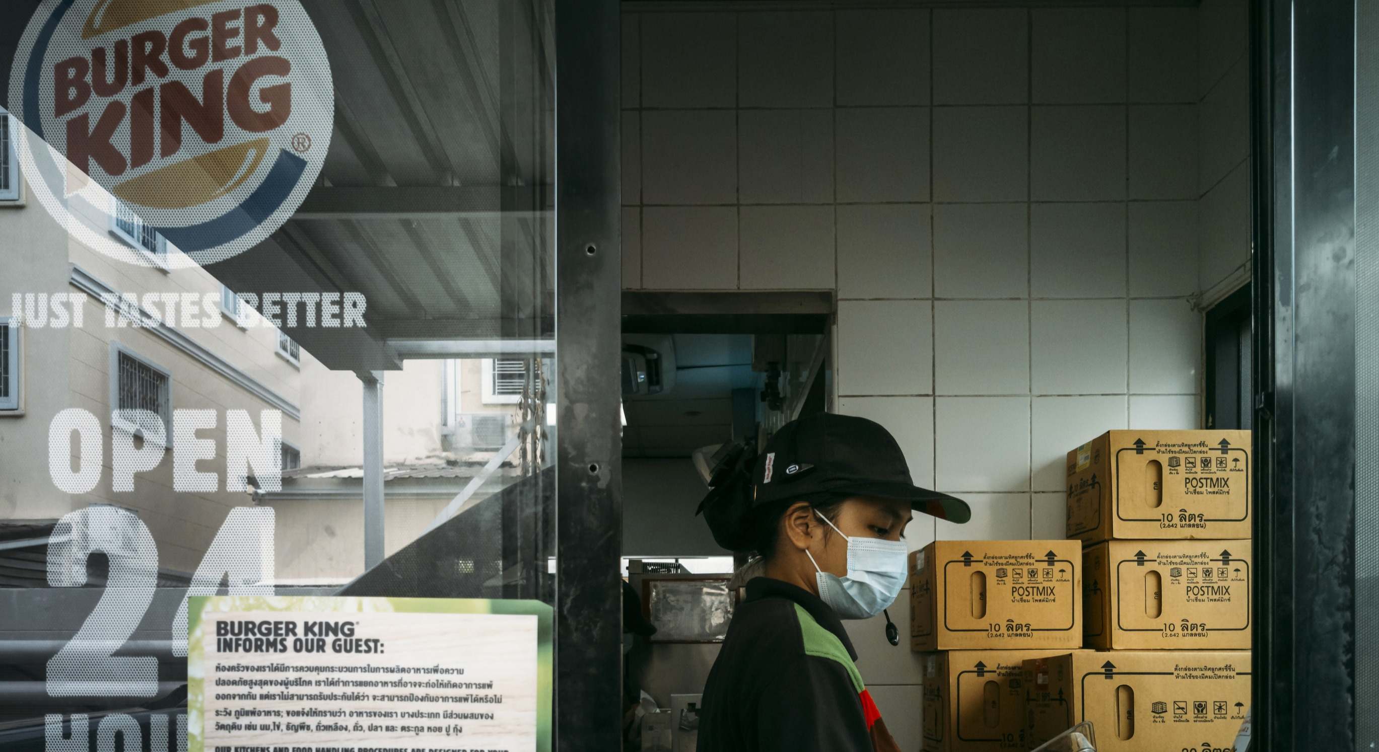 Imagen de una trabajadora de Burger King en un establecimiento de la compañía. 