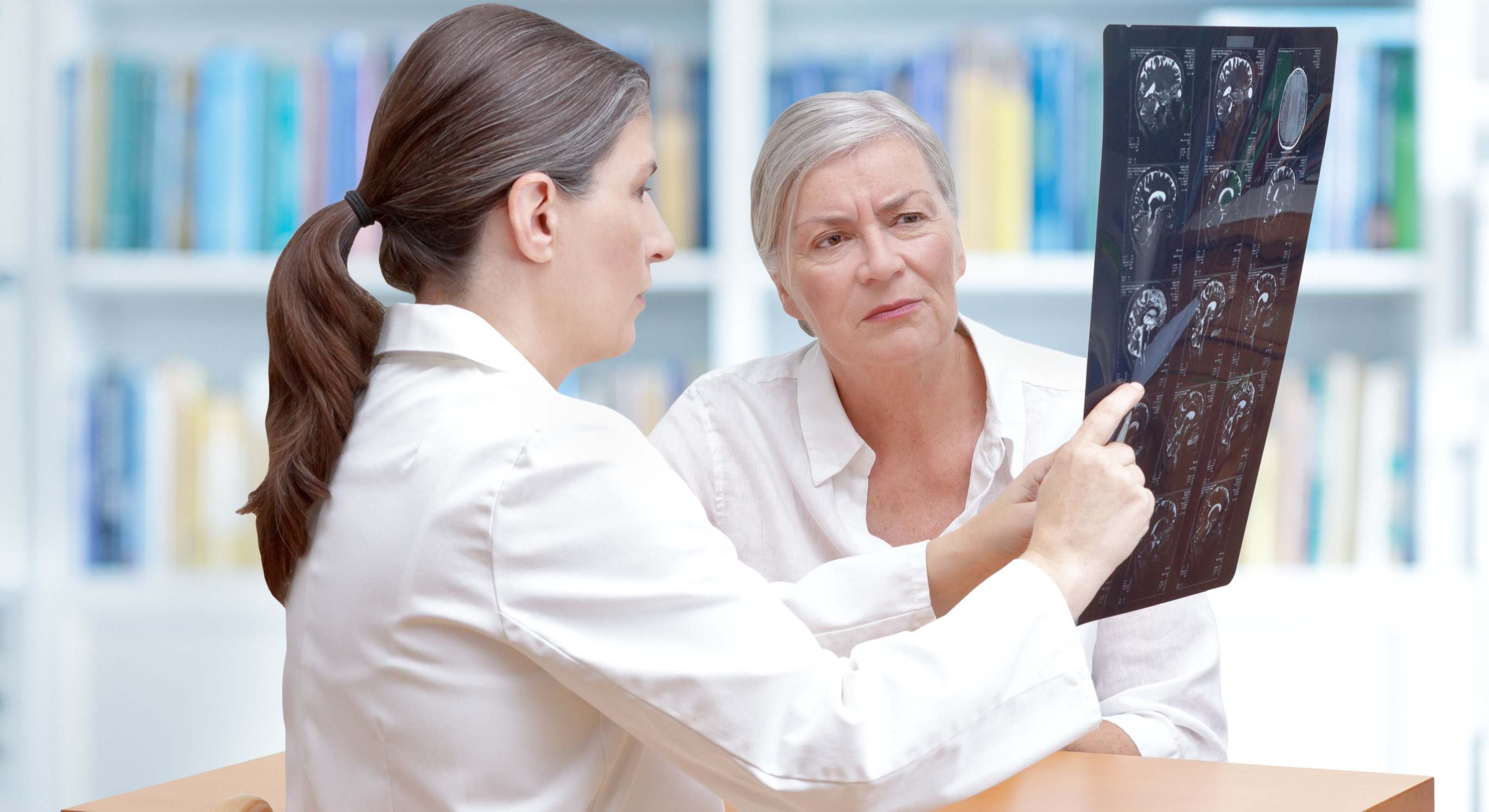 Imagen de recurso de una doctora mostrando una radiografía a una paciente.