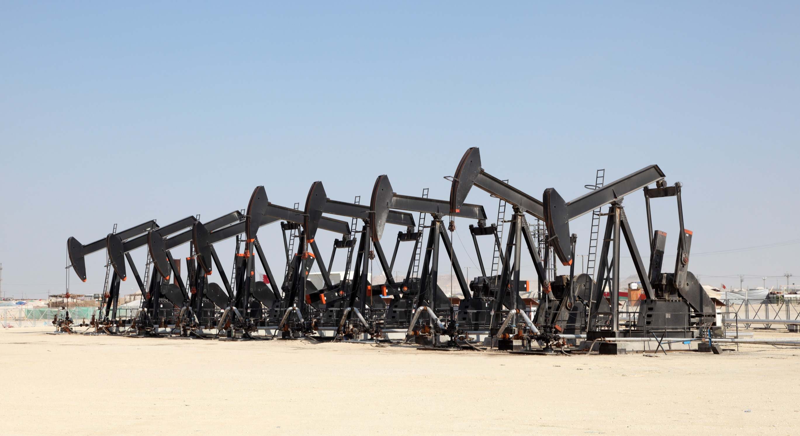 Pozos de petróleo en el desierto
