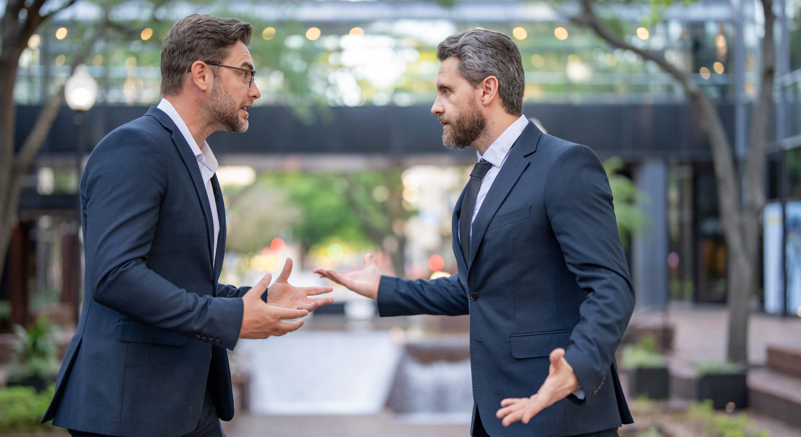 Imagen de recurso de dos trabajadores discutiendo.