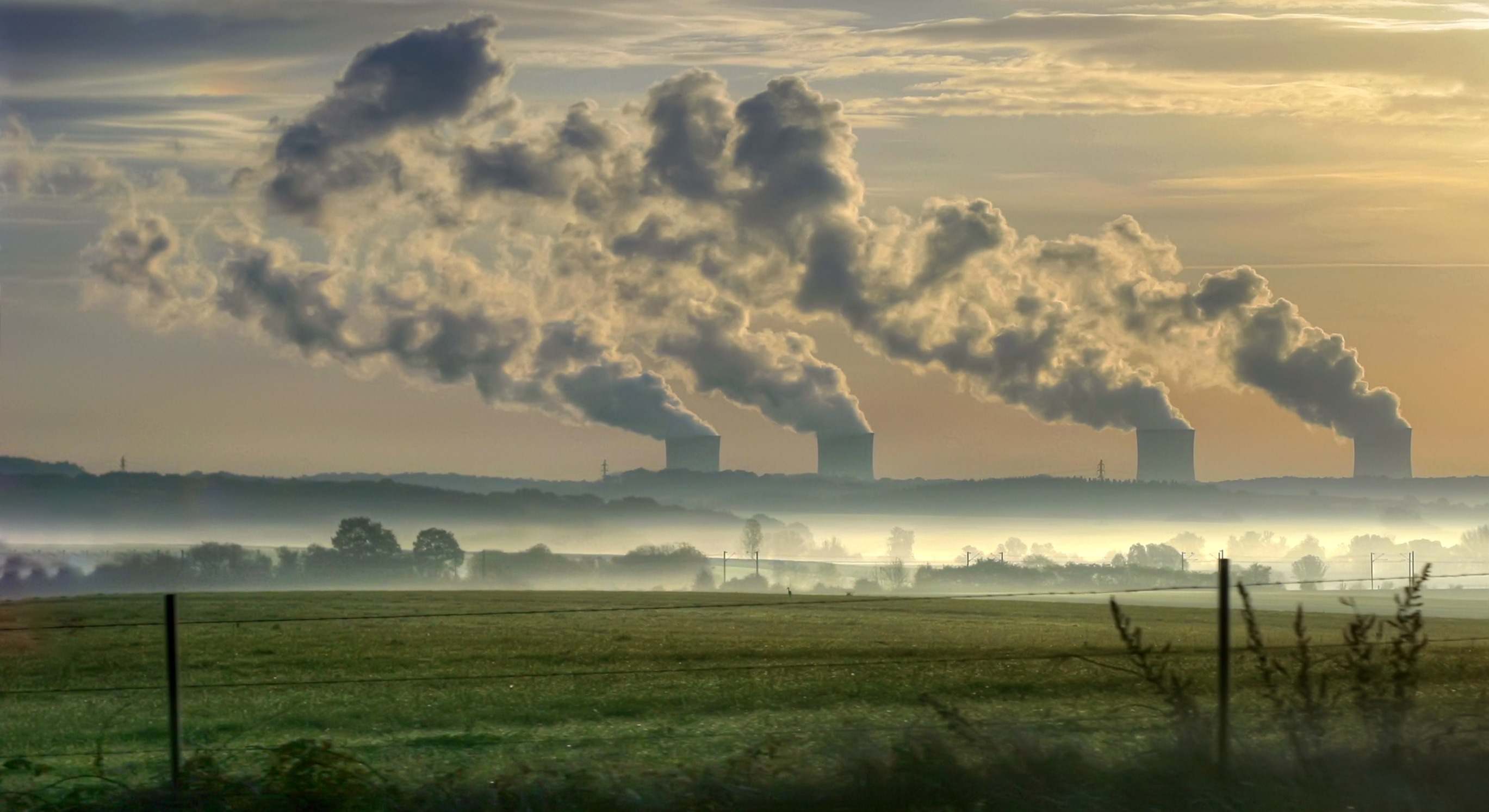 Central nuclear en el norte de Francia (Dreamstime)