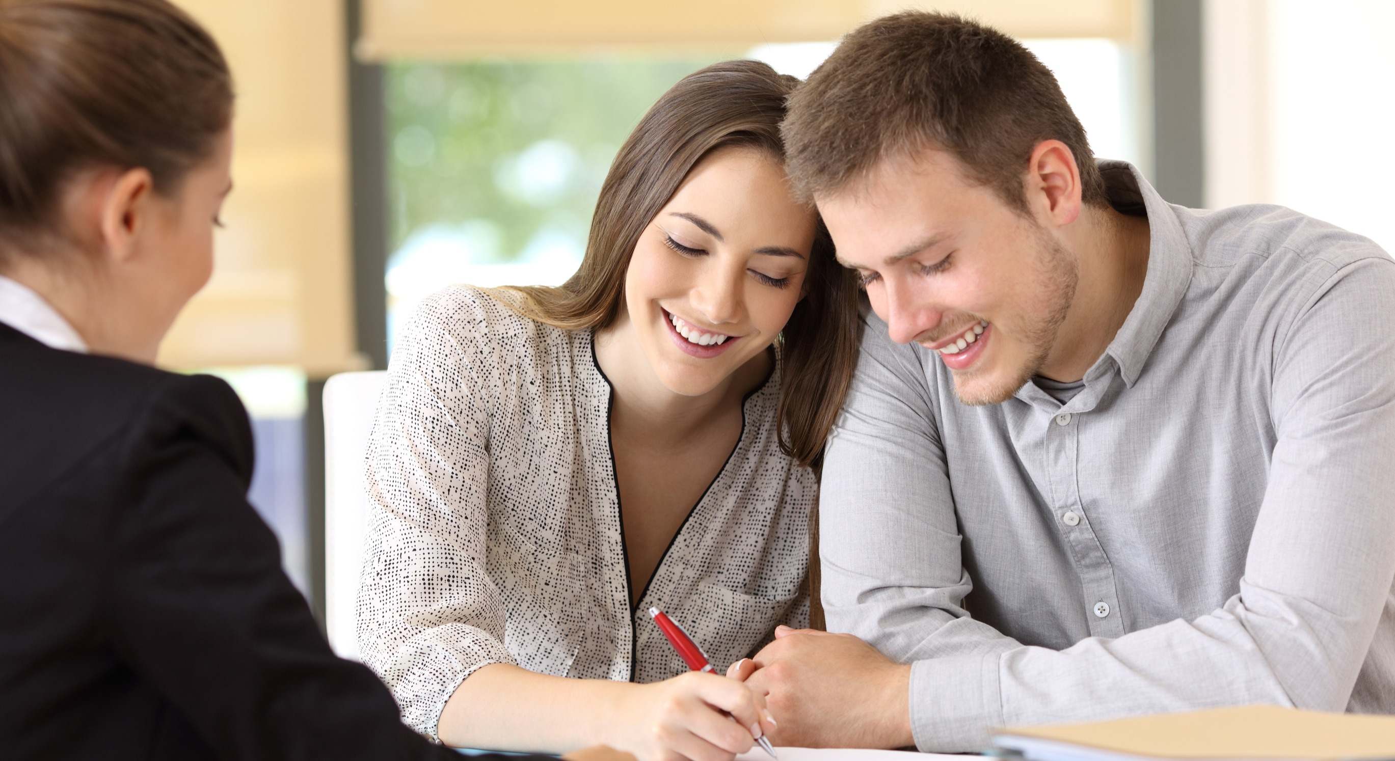 Imagen de recurso de una pareja firmando un contrato.