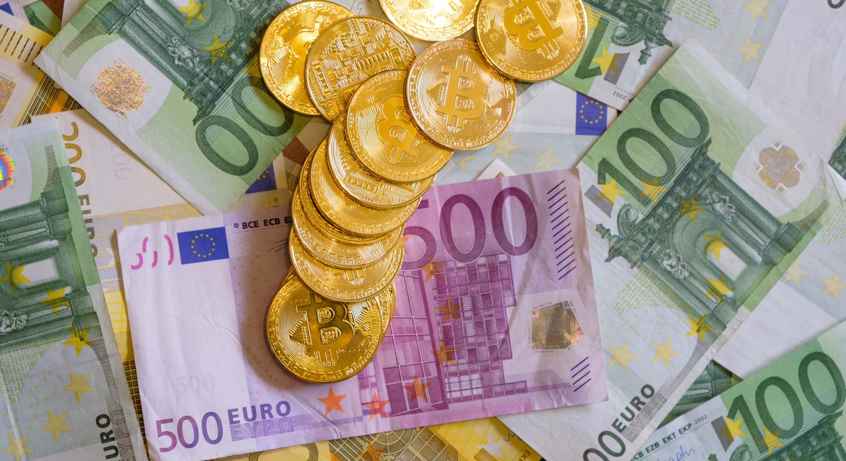 Imagen de archivo de criptomonedas y billetes.