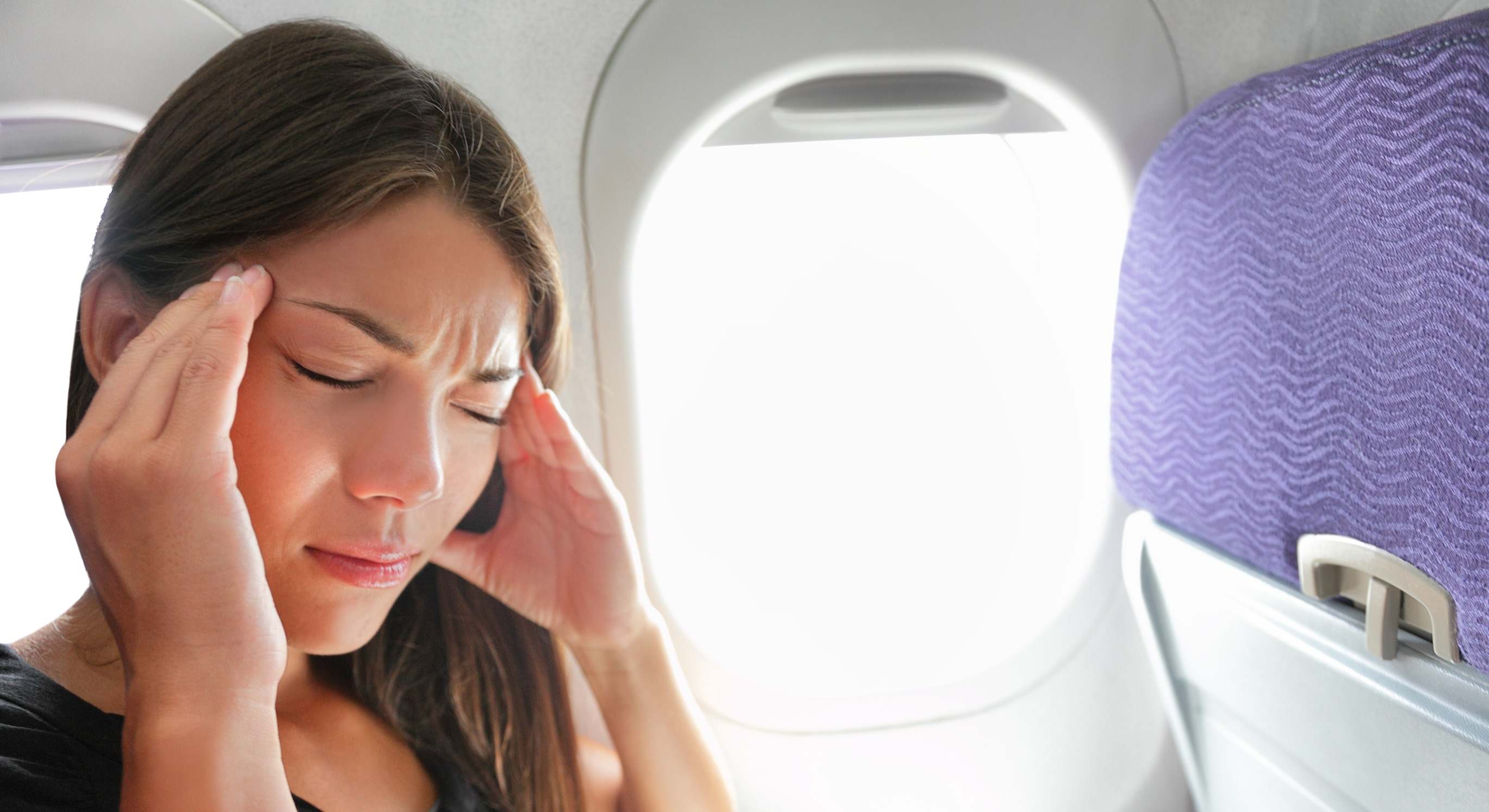 Imagen de archivo de una mujer enferma en un avión.