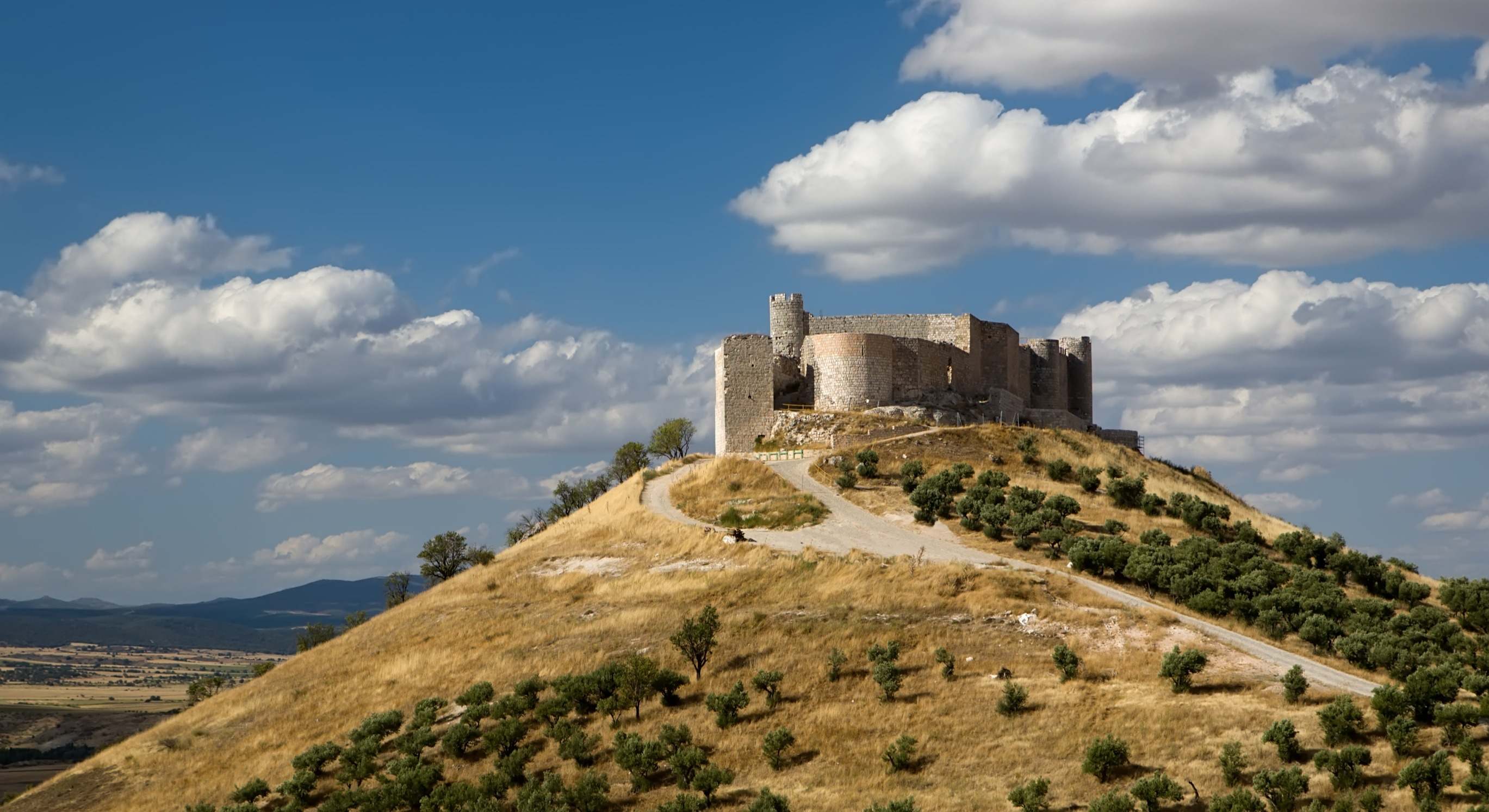 El castillo de Jadraque sobre un cerro dominando el paisaje