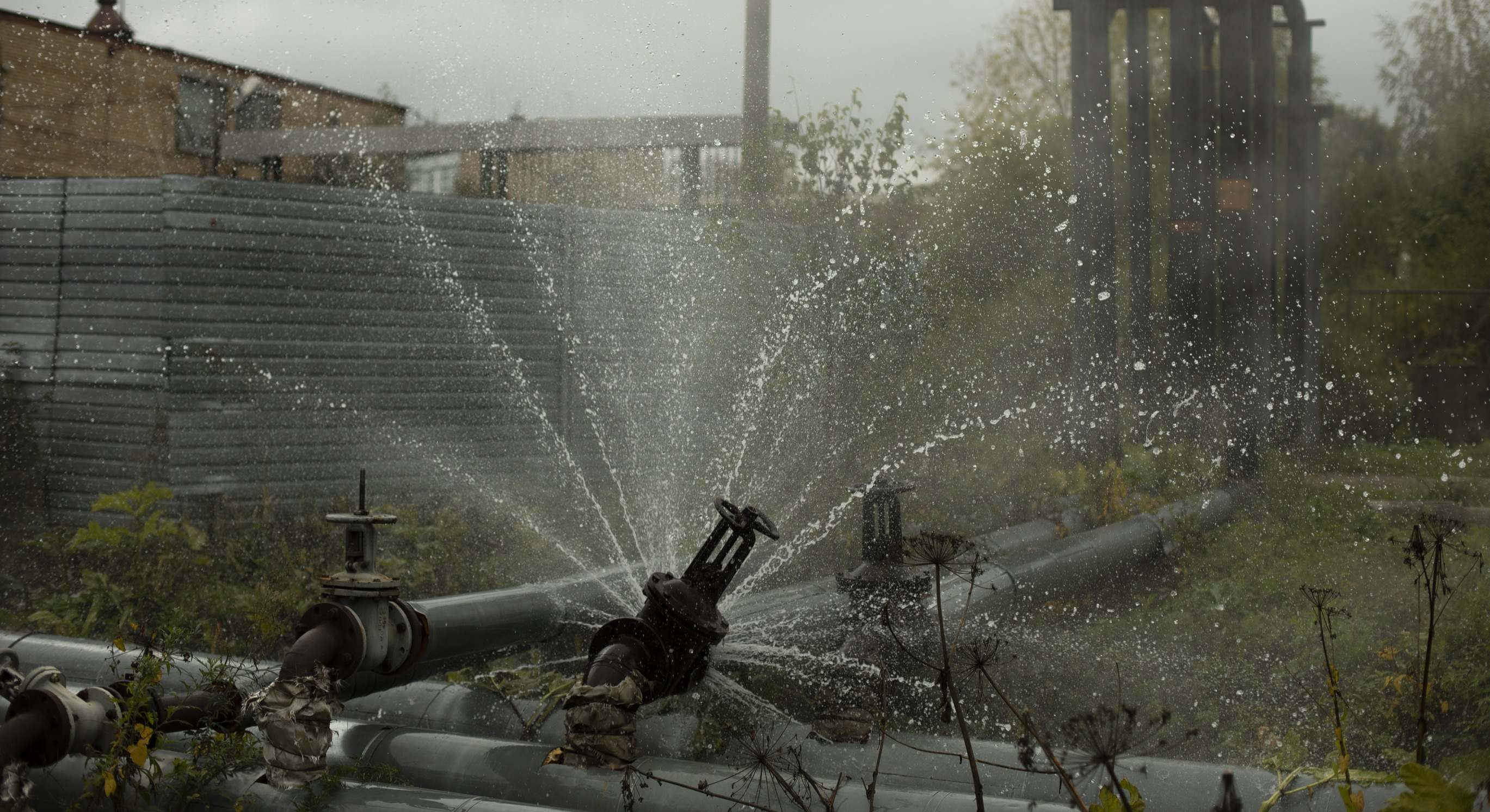 Gasoducto roto expulsando agua hirviendo (Dreamstime)