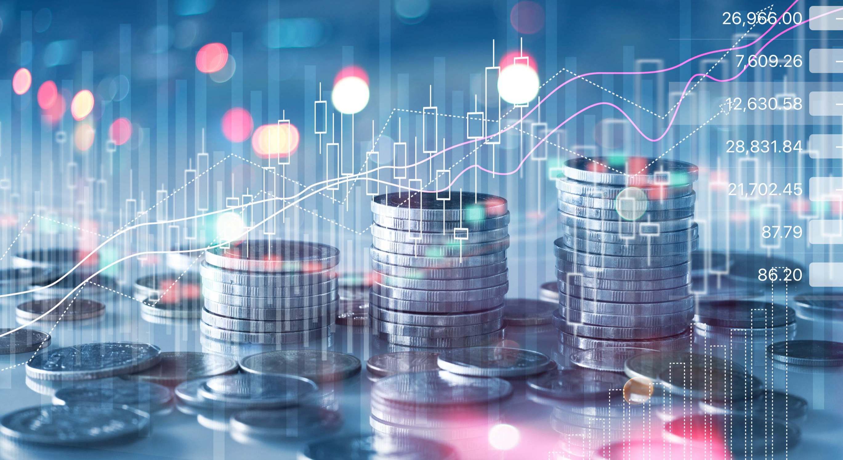 Montones de monedas con velas japonesas