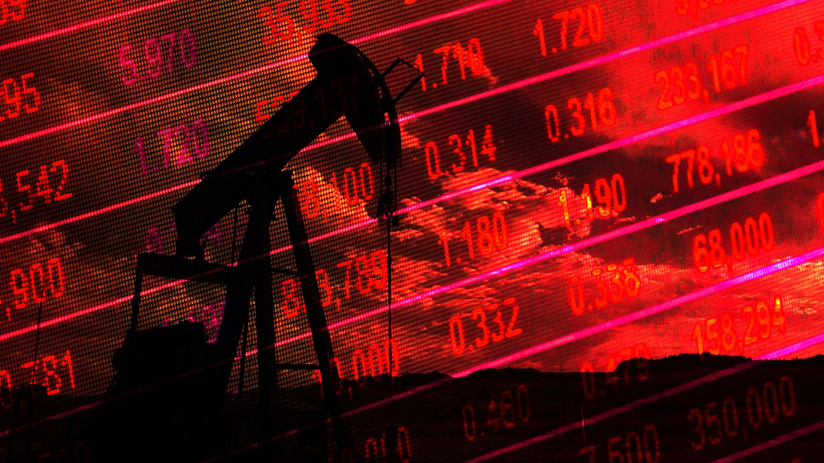 Silueta de pozo petrolero sobre un fondo rojo con cotizaciones