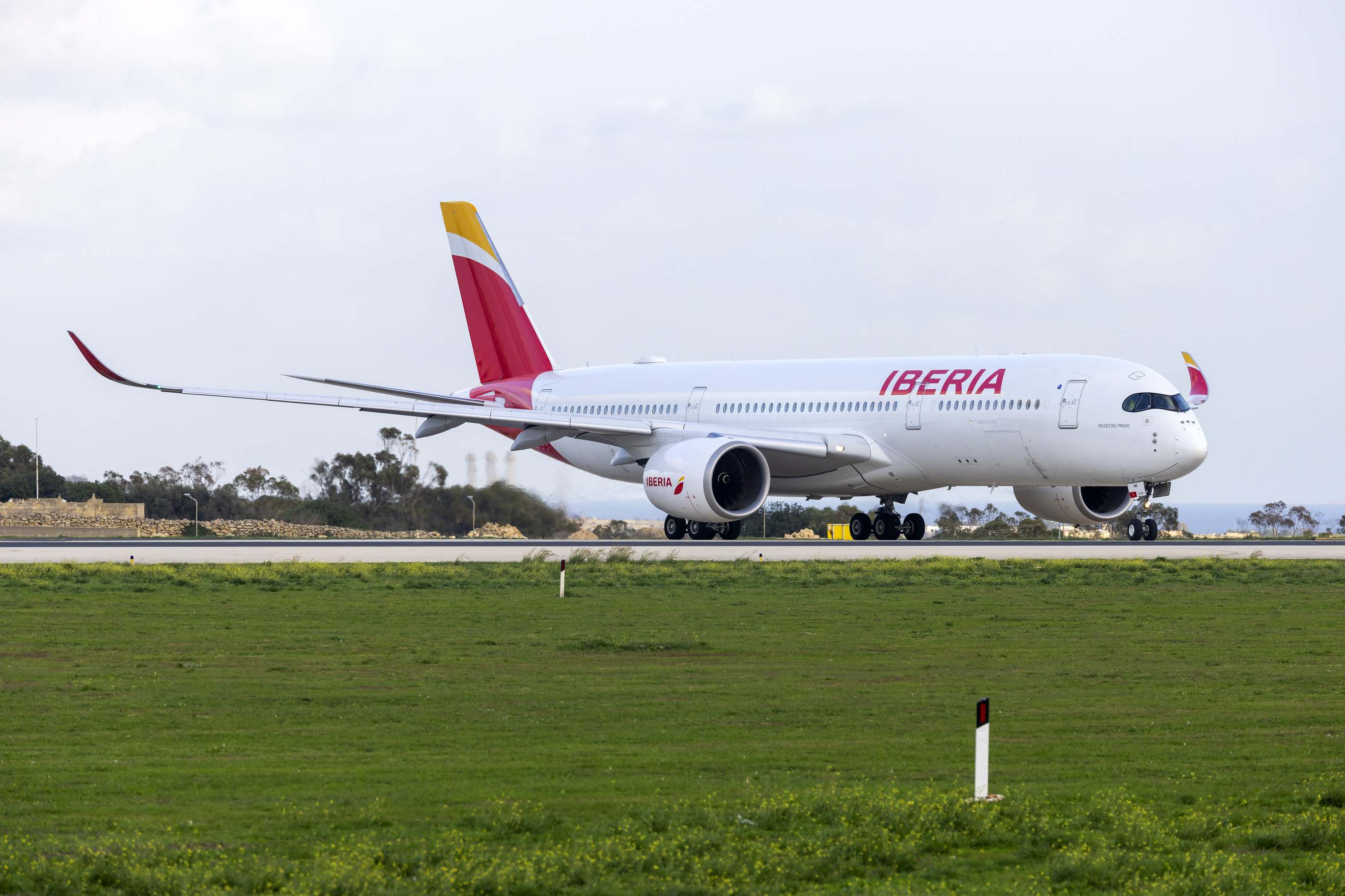Un avión de la aerolínea de Iberia en la pista de aterrizaje
