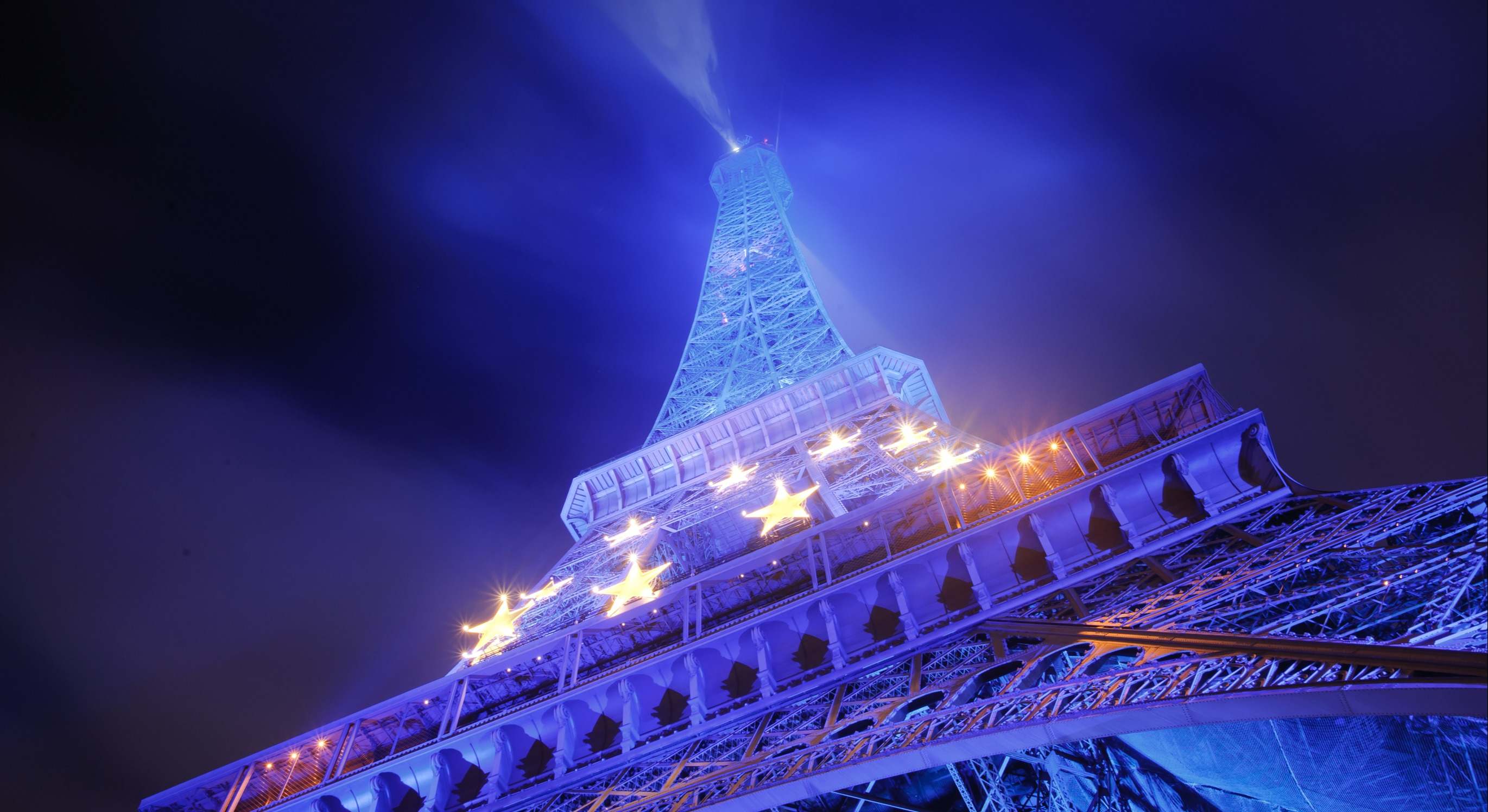 Torre Eiffel con la bandera de la UE (Dreamstime)